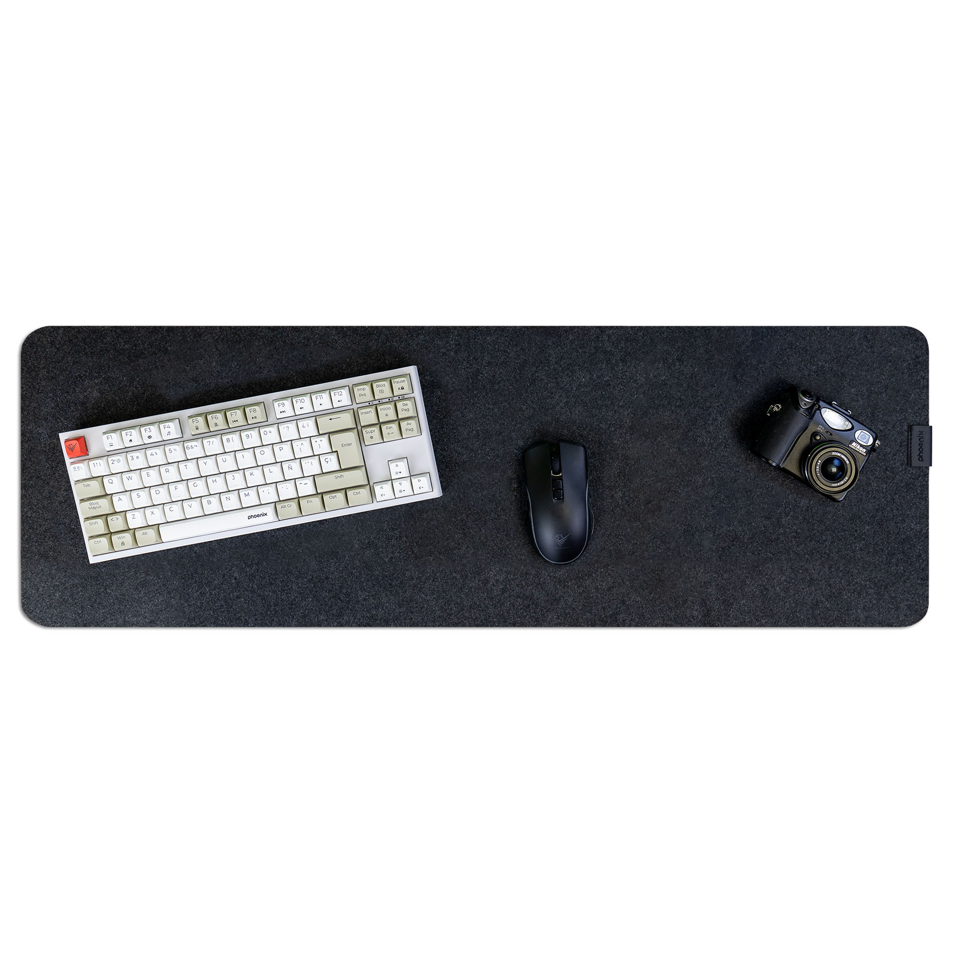 Un teclado, ratón y cámara sobre una alfombrilla oscura.