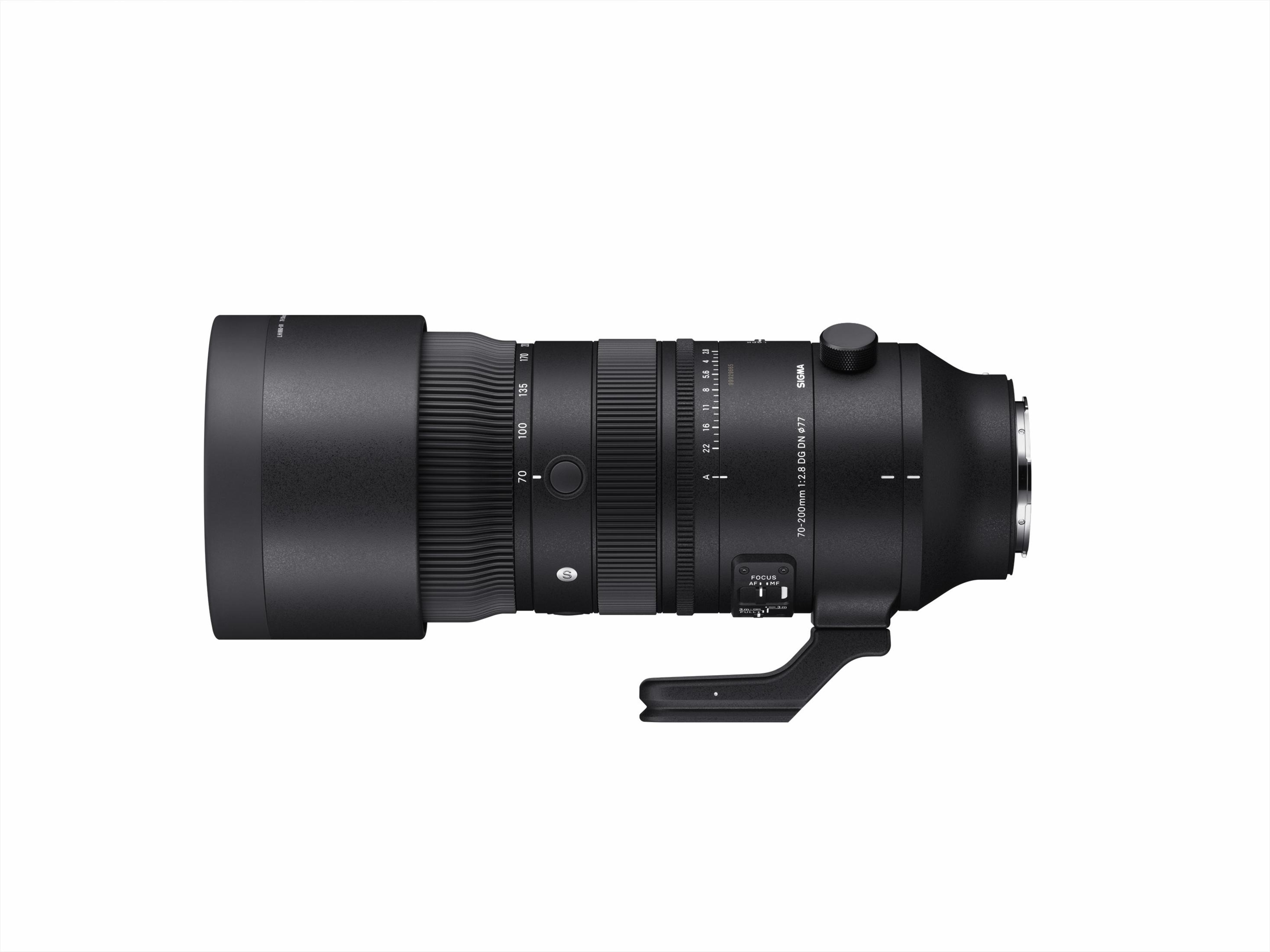 Un objetivo Sigma 70-200mm f/2.8 DG DN negro con anillo de zoom y controles de enfoque.