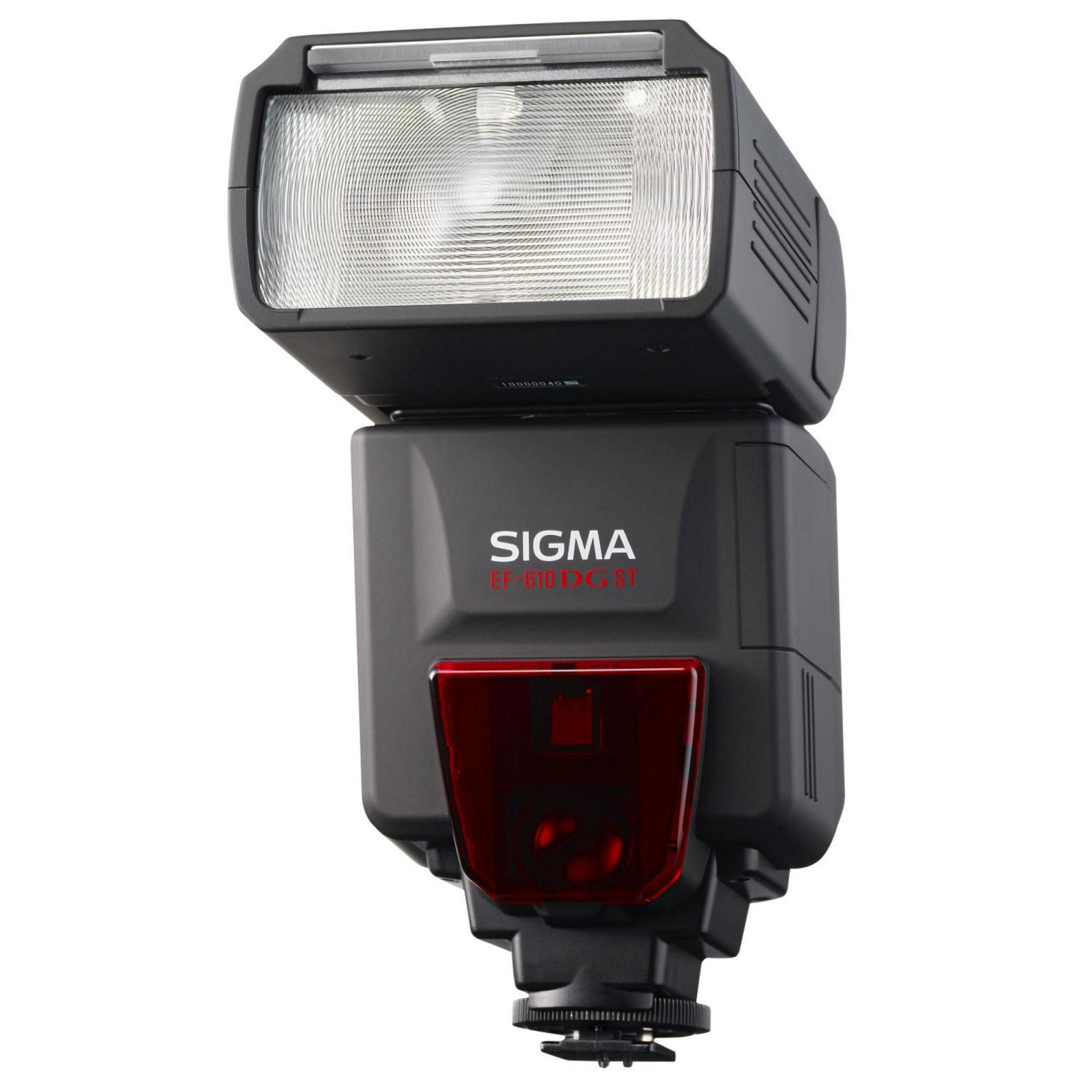 Un flash Sigma EF-610 DG ST negro con detalles rojos y zapata metálica.
