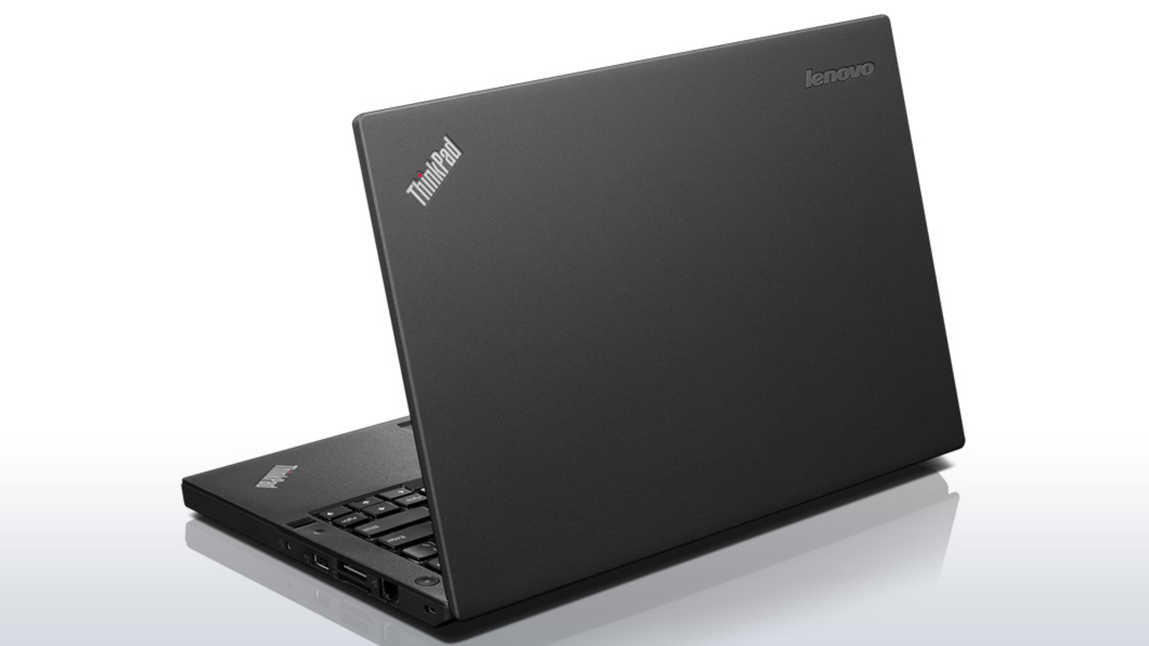 Schwarzer Lenovo ThinkPad Laptop, teilweise geöffnet, auf weißem Hintergrund.