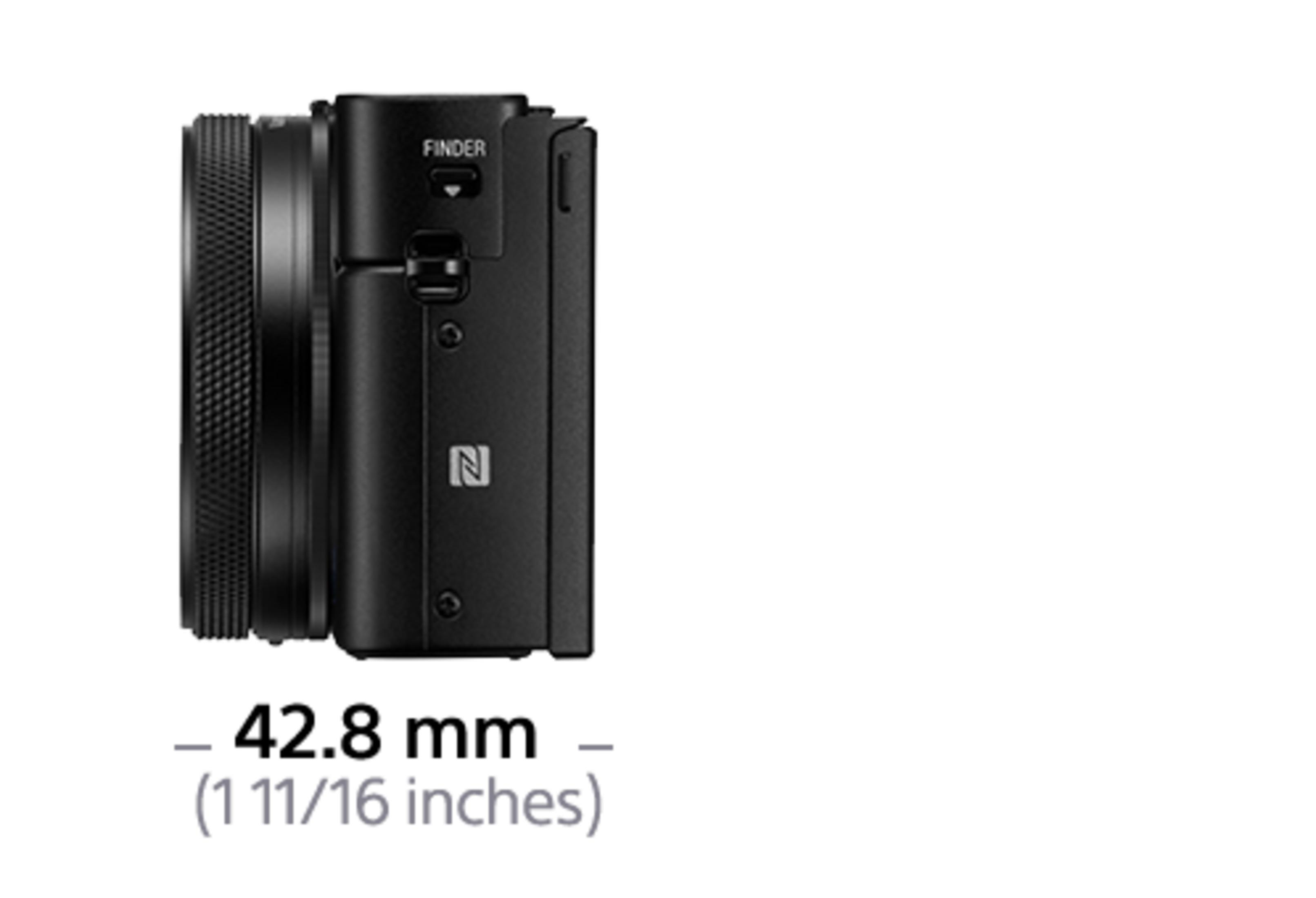 Schwarze Digitalkamera im Profil, mit Beschriftung 42,8 mm.