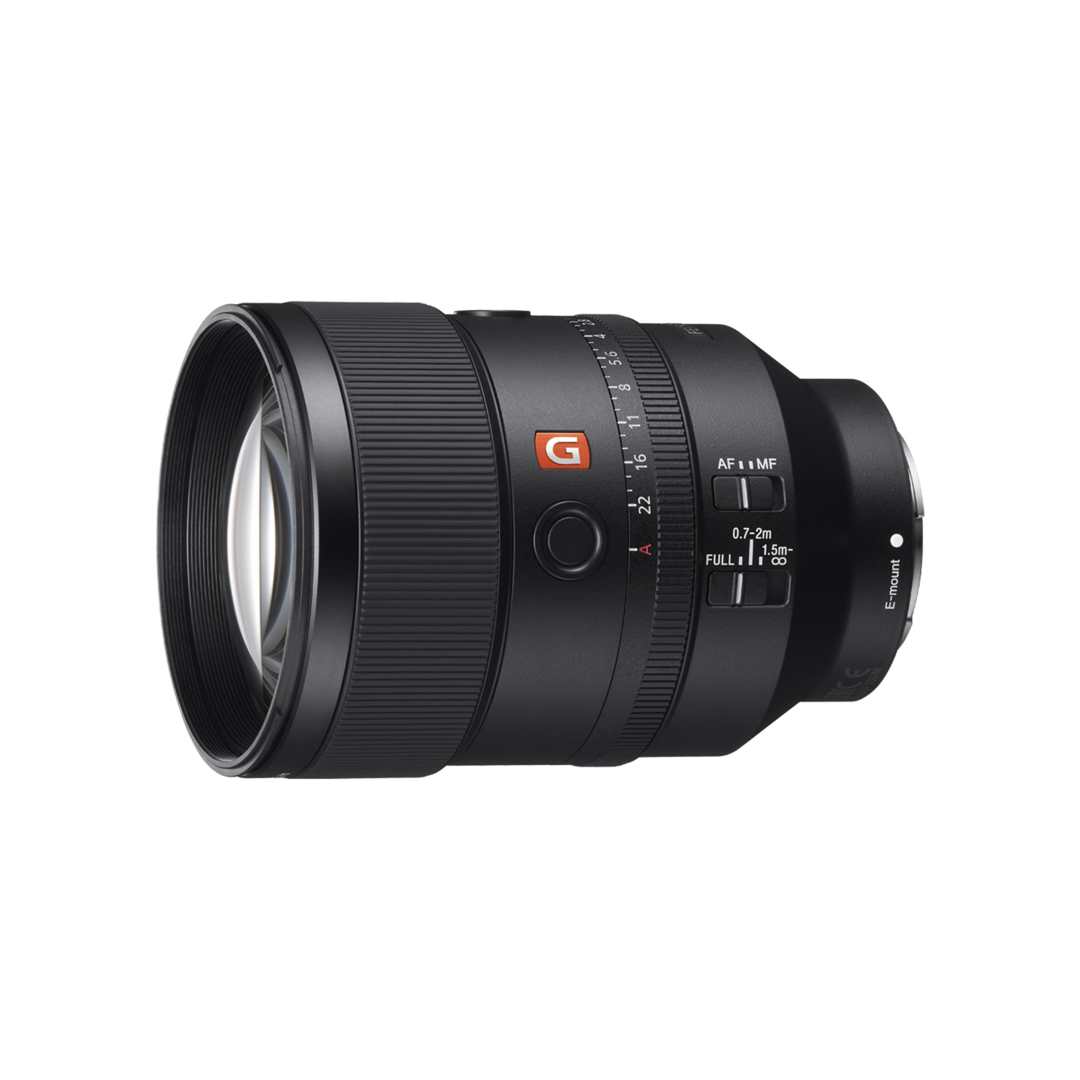 Czarny obiektyw Sony G z pierścieniem ostrości i oznaczeniami przysłony na białym tle.