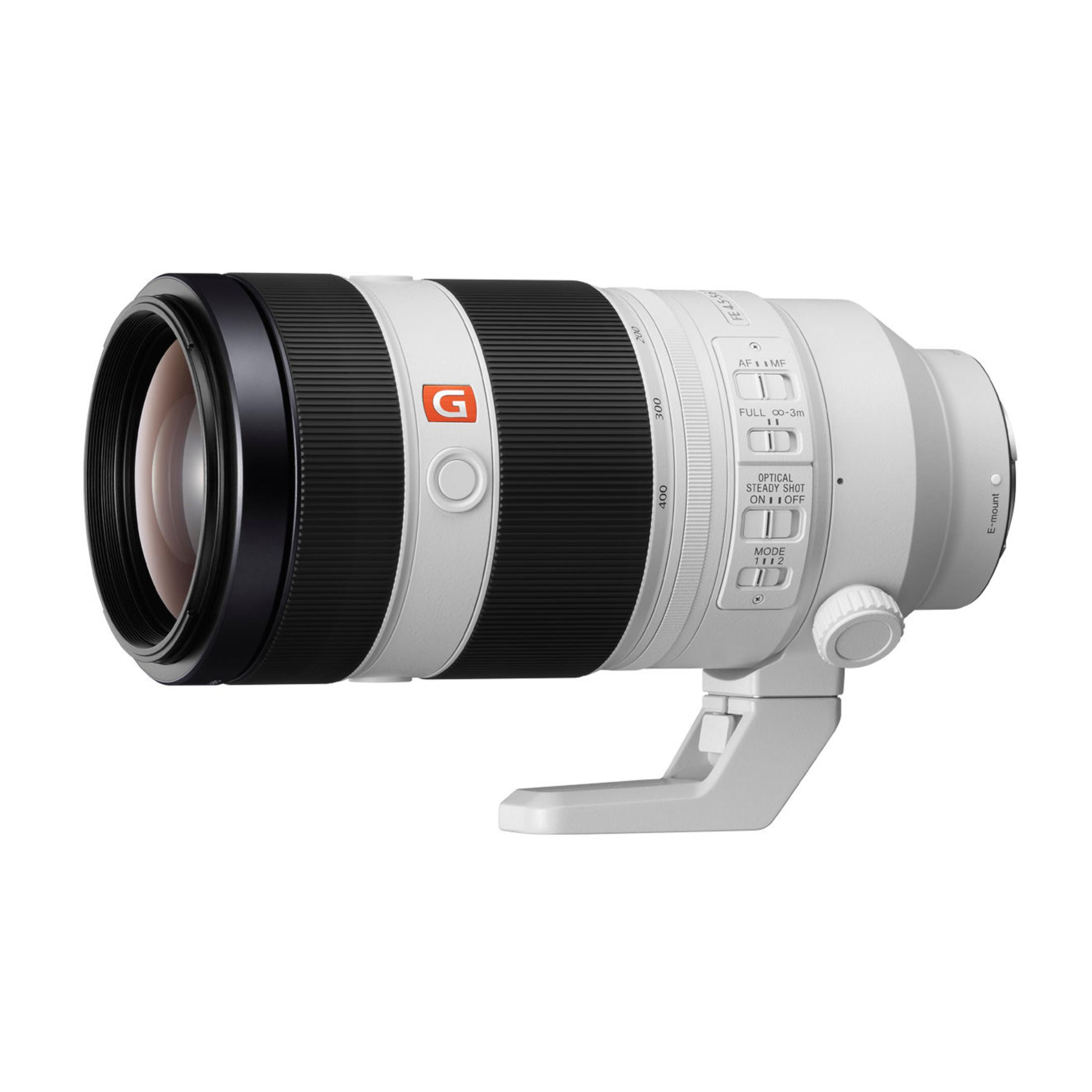 Ein weißes Sony G-Objektiv mit schwarzen Ringen und Bedienelementen.