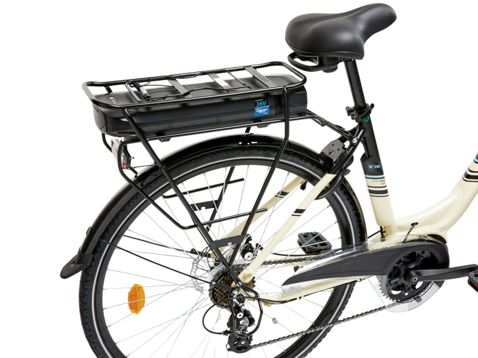 Close-up van het achterwiel van een crème elektrische fiets met zwarte bagagedrager en accu.