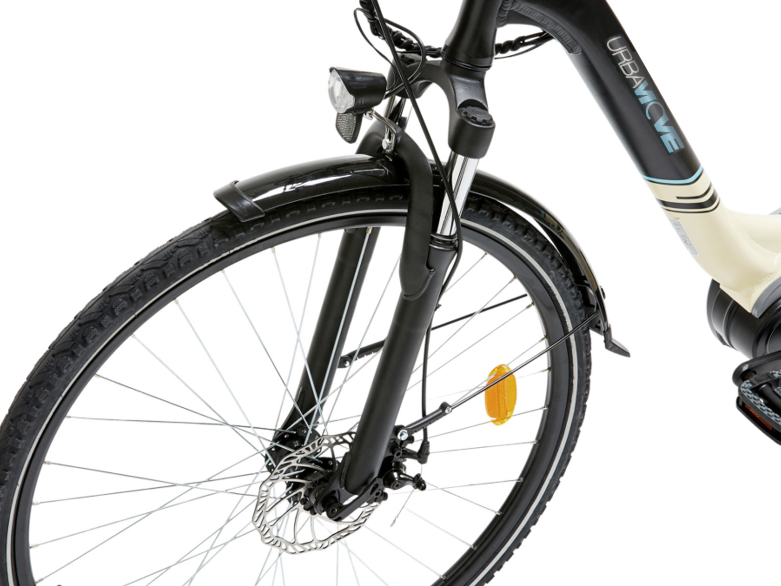 Voorste deel van een zwarte fiets met schijfrem, spatbord en koplamp.