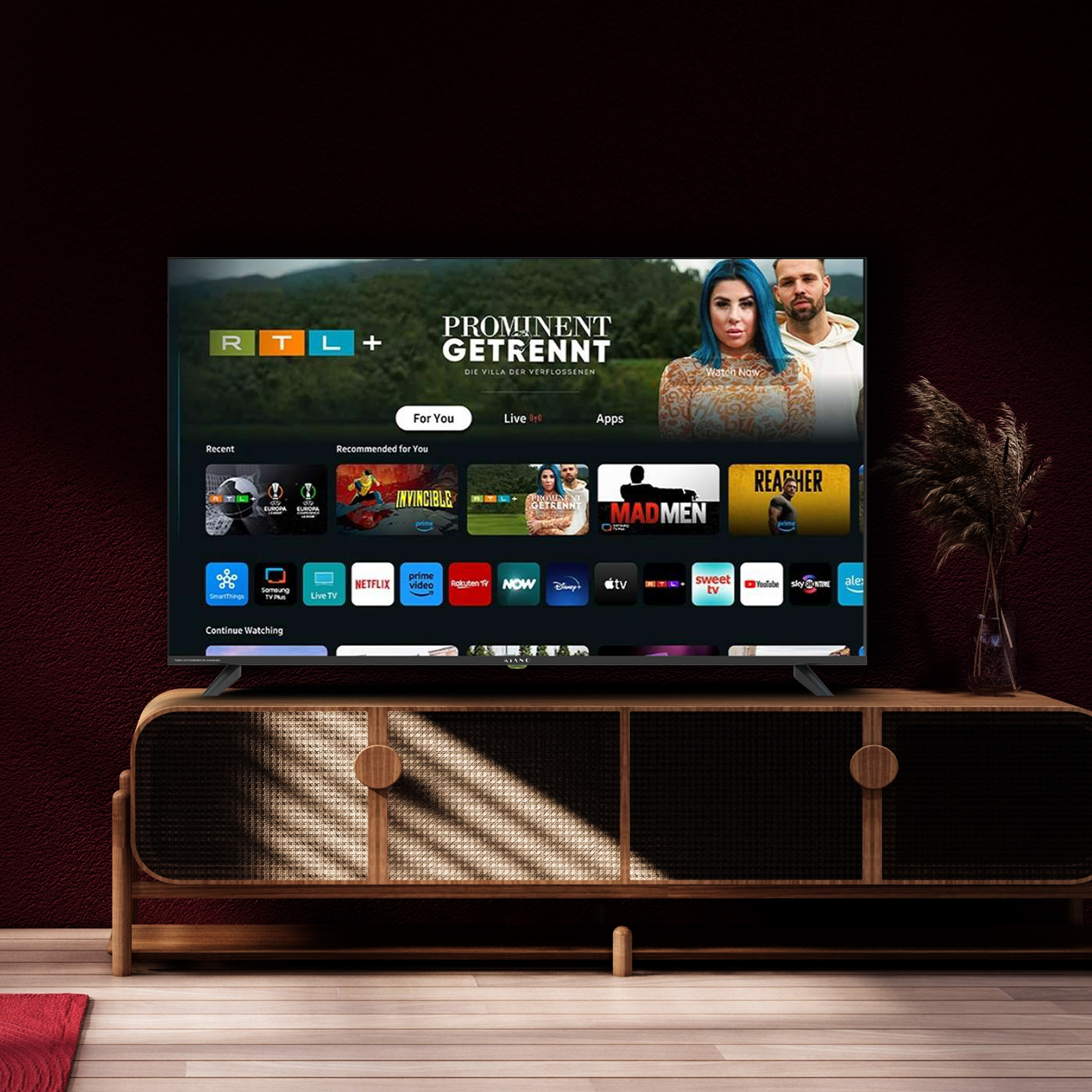 Nowoczesny telewizor wyświetla stronę główną aplikacji streamingowej z tytułami filmów.