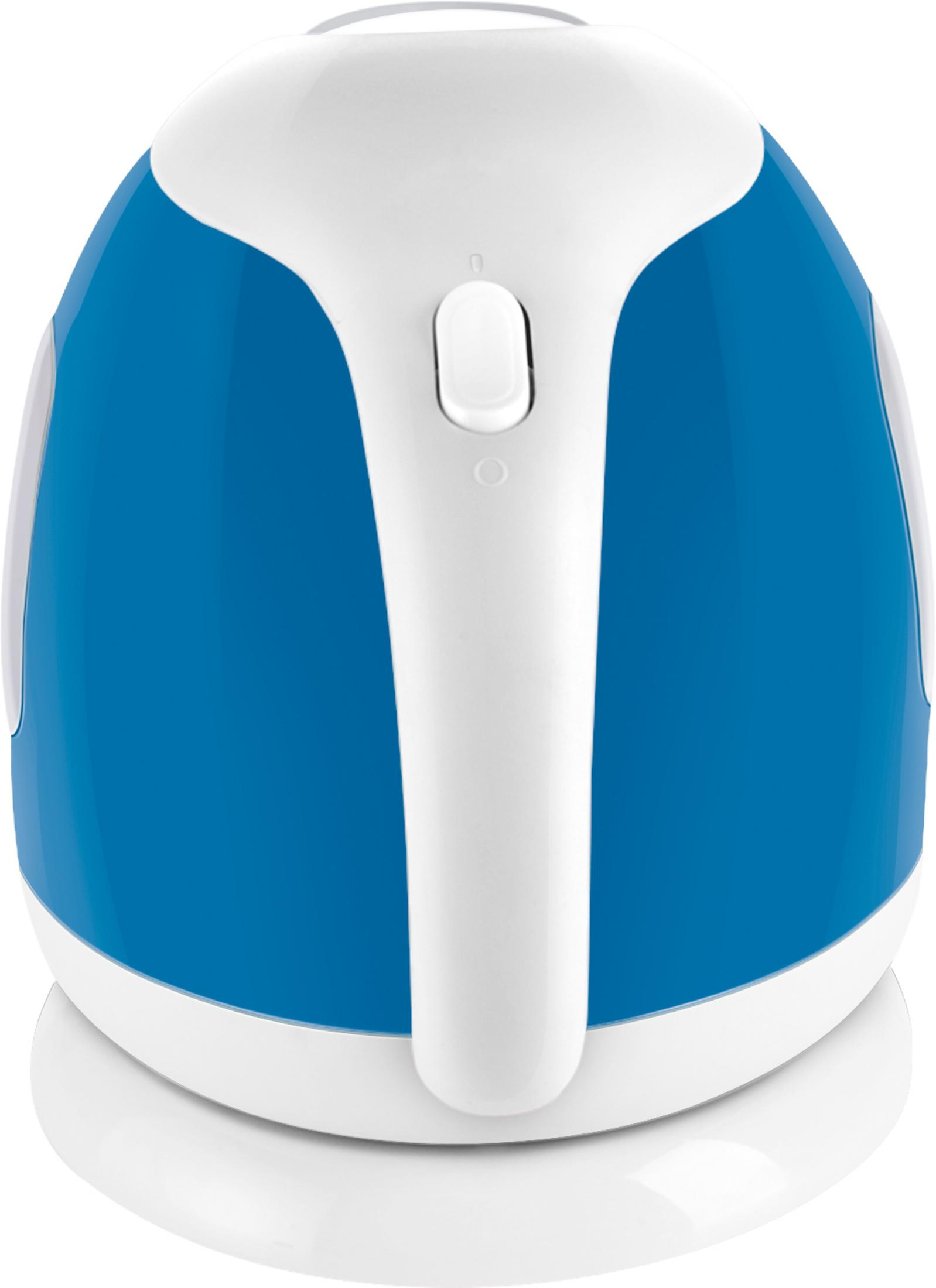 Niebieski czajnik elektryczny z białym uchwytem i włącznikiem na białej podstawie.