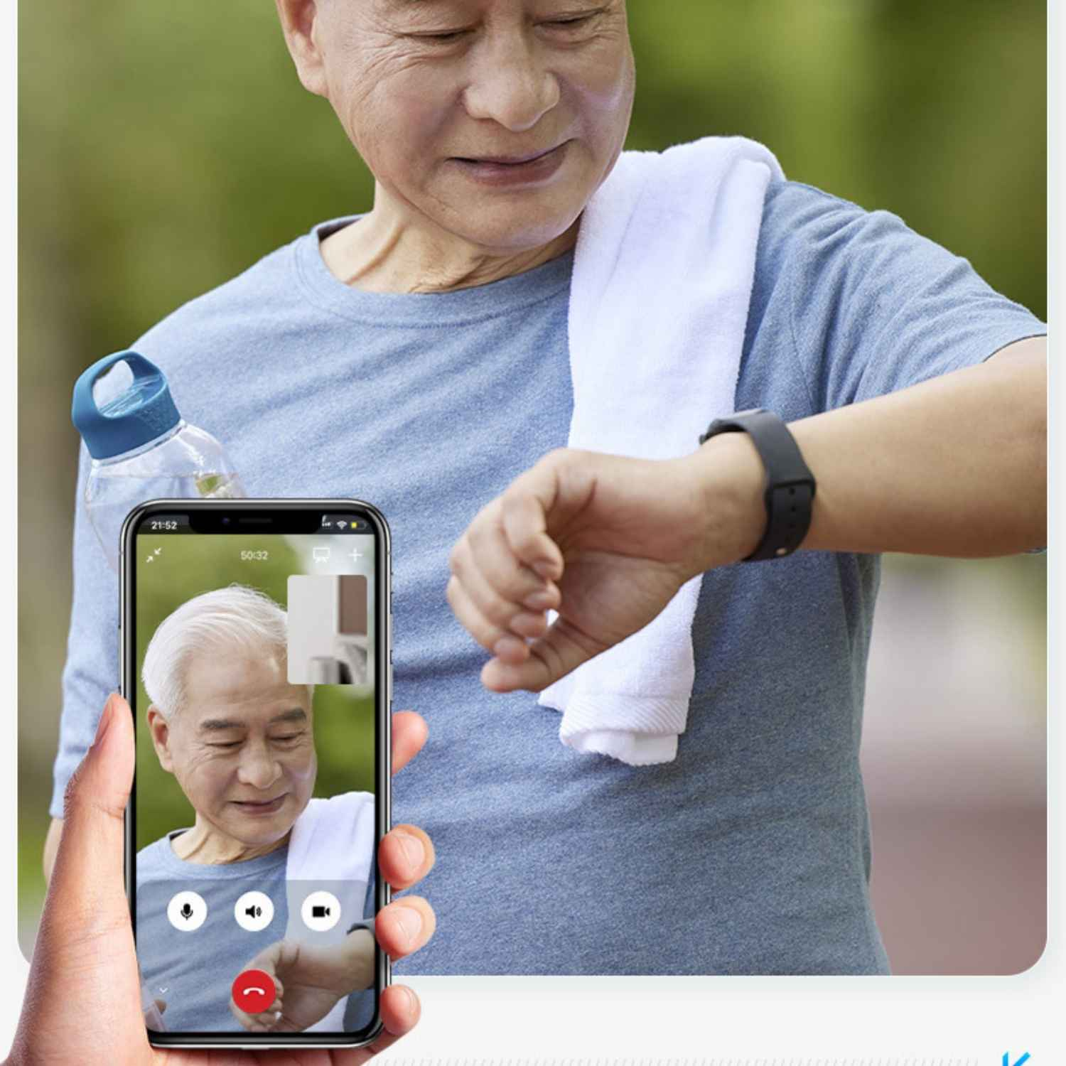 Älterer Mann schaut auf Smartwatch während eines Videoanrufs mit einem anderen Mann.