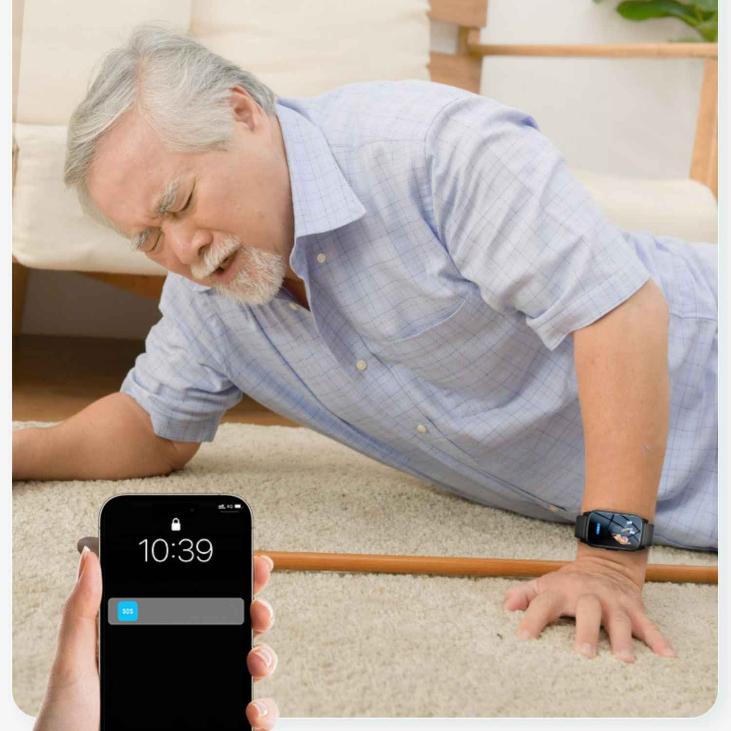 Älterer Mann liegt auf dem Teppich, Handy zeigt SOS, Notfalluhr am Handgelenk.