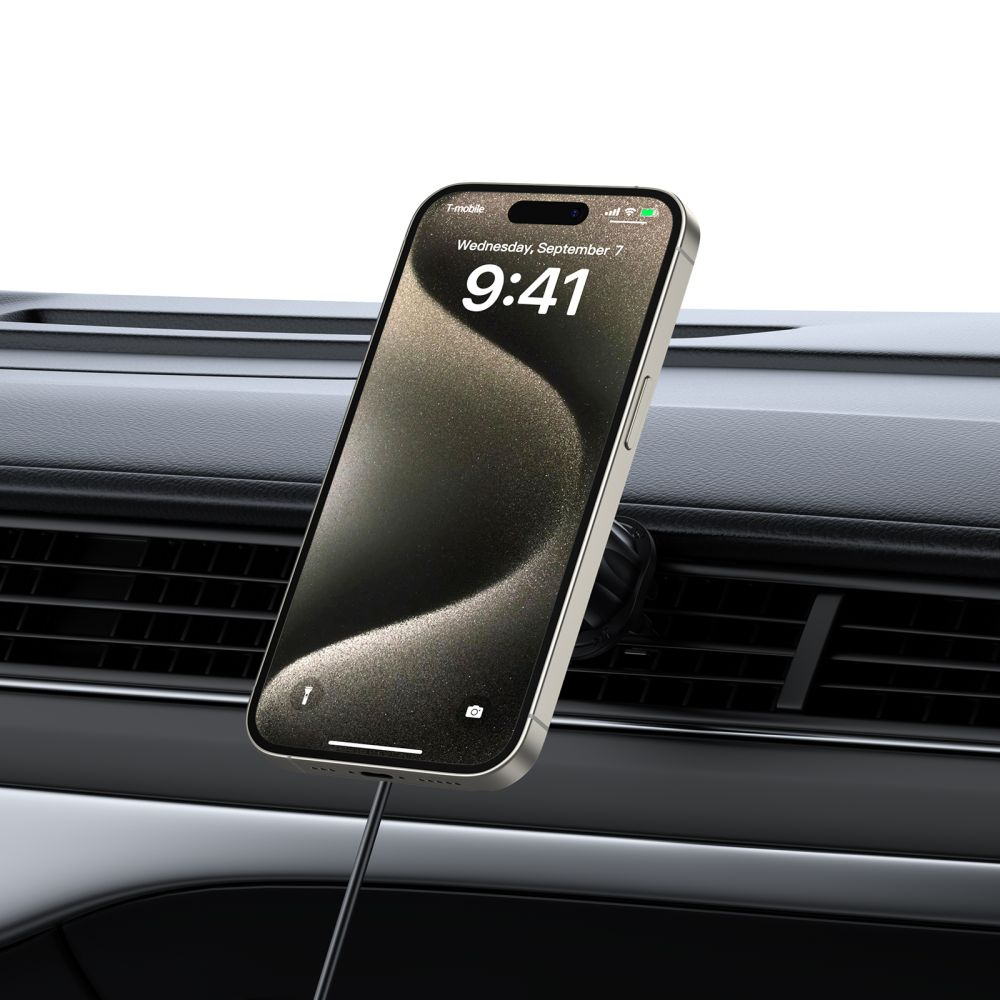 Ein silbernes iPhone ist in einem Auto-Luftschlitz montiert und wird aufgeladen.
