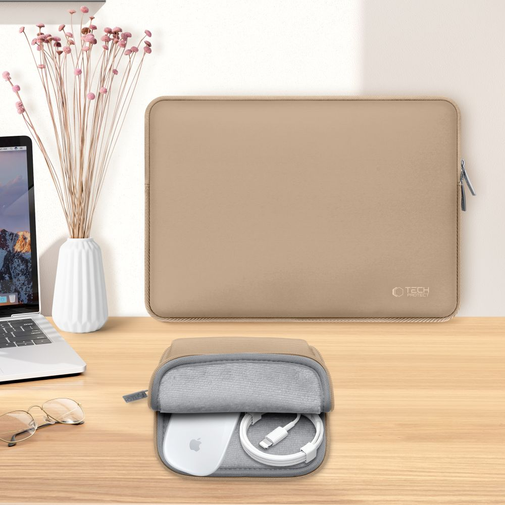 Ein beiger Laptop-Schutz und eine kleinere Tasche mit weißer Maus und Kabel.
