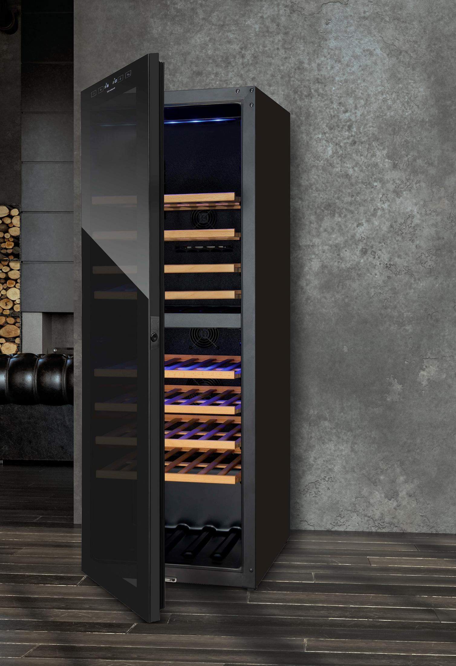Ein offener Weinkühlschrank mit Holzböden und blauer Innenbeleuchtung.