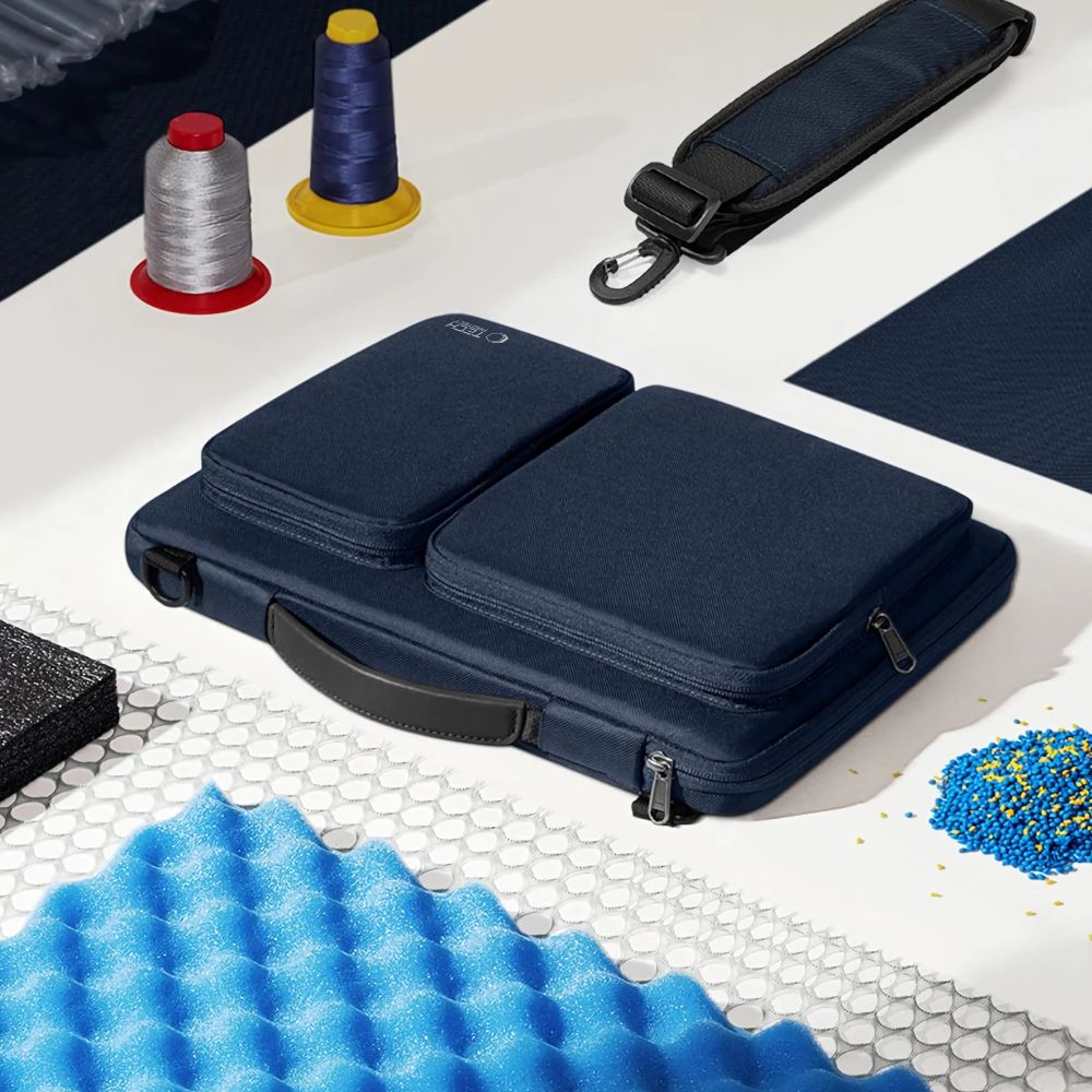 Dunkelblaue Tasche mit Griff, Fächern, Tragegurt, Garnrollen, Schaumstoff und Pellets.