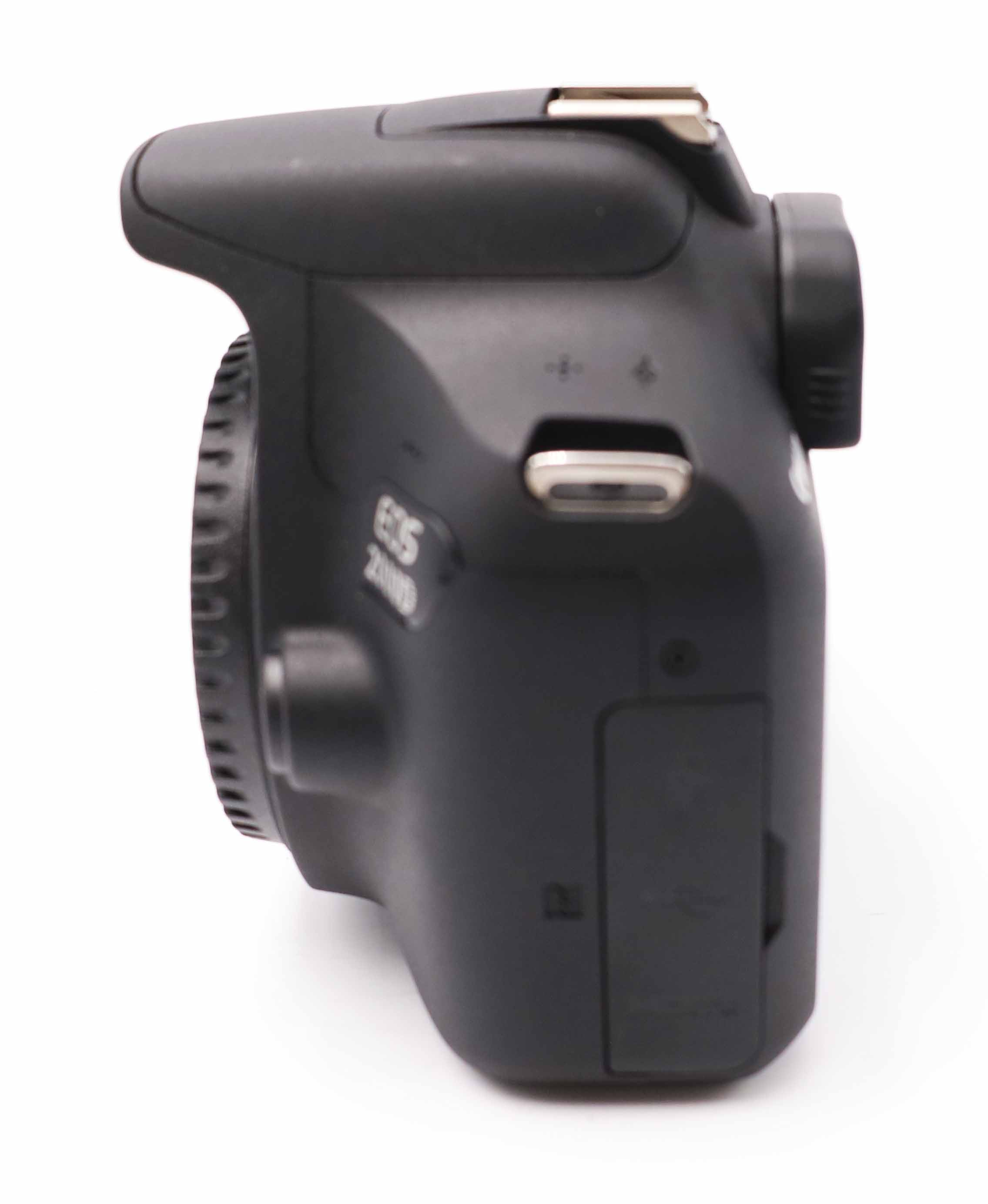 Czarny aparat cyfrowy z napisem EOS 2000D w profilu na białym tle.