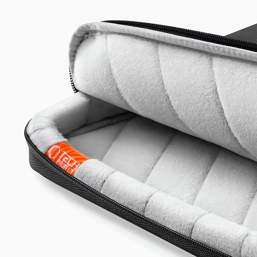 Ein offenes schwarzes Laptop-Etui mit orangefarbenem Logo und grauem Plüschfutter.