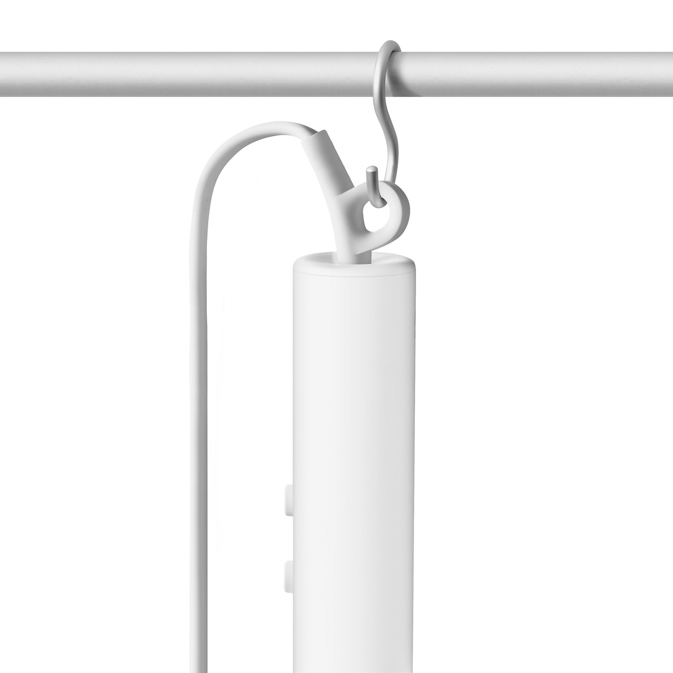 Ein weißes Gerät mit Kabel hängt an einer Stange an einem Haken.
