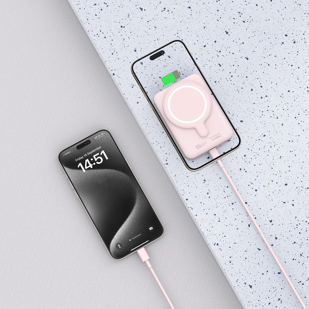 Zwei iPhones liegen nebeneinander, eines mit Ladekabel, das andere mit Ladegerät.