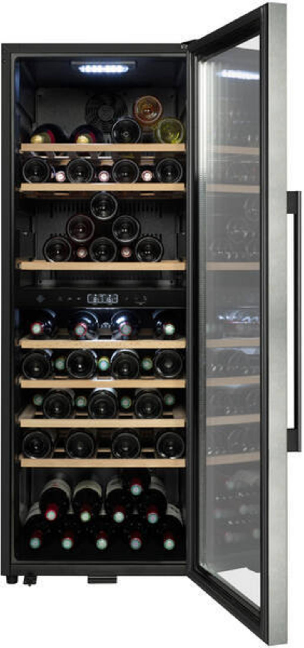 Un enfriador de vino abierto con estantes de madera y muchas botellas de vino.