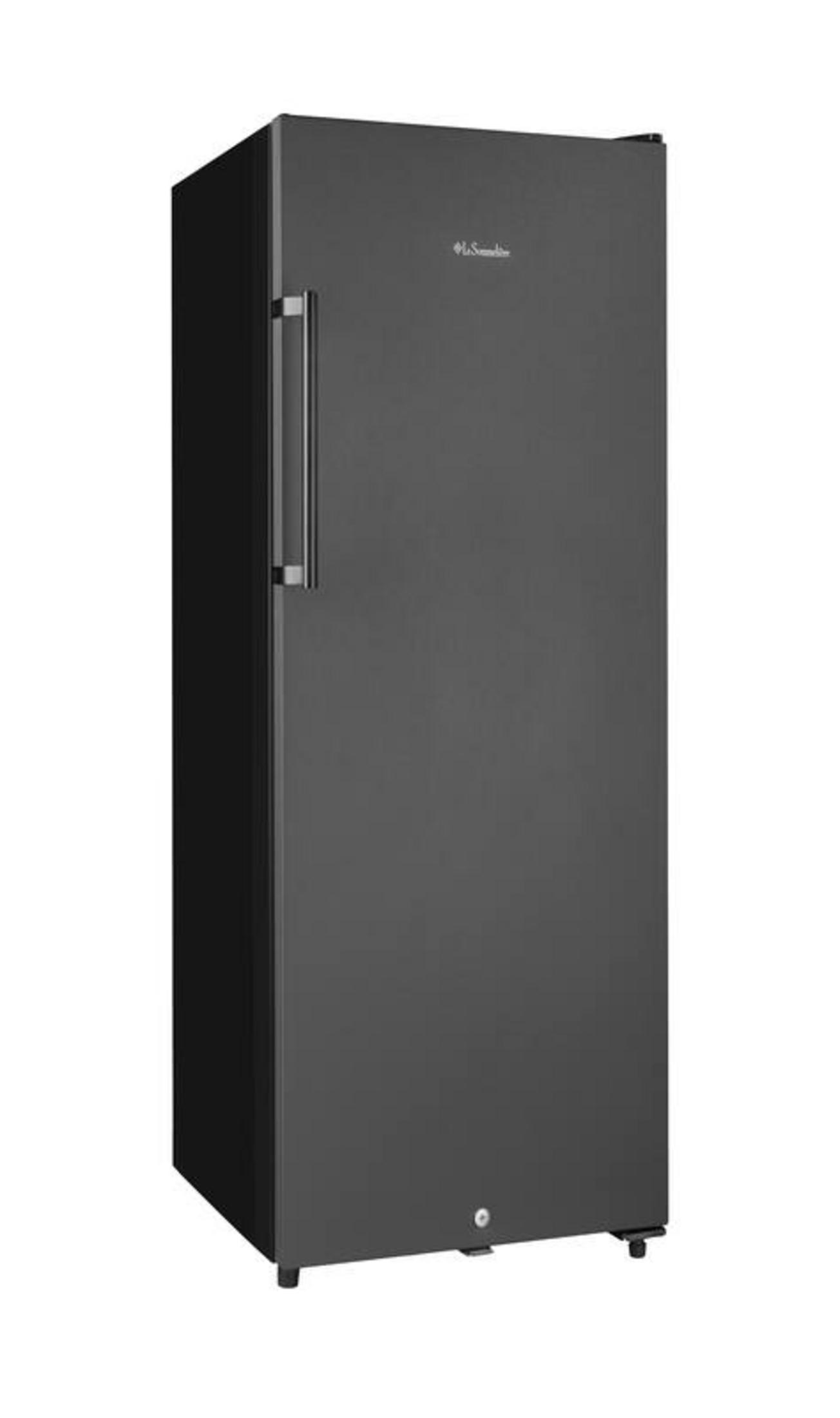 Ein schlanker, dunkler Kühlschrank mit silbernem Griff und Markenlogo.
