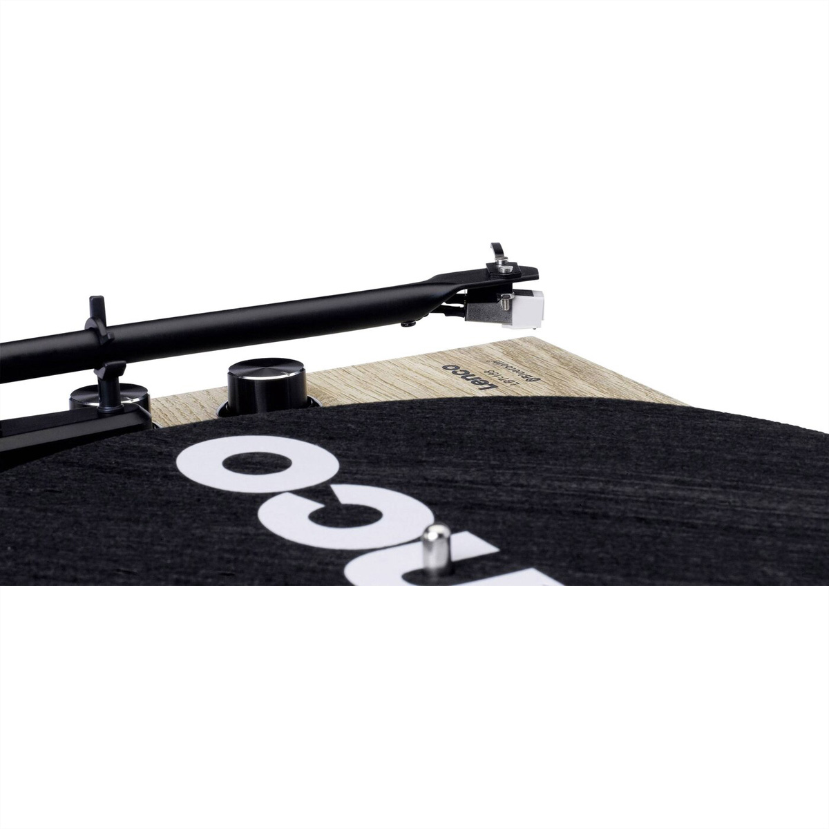 Zbliżenie gramofonu z ramieniem i czarną matą filcową