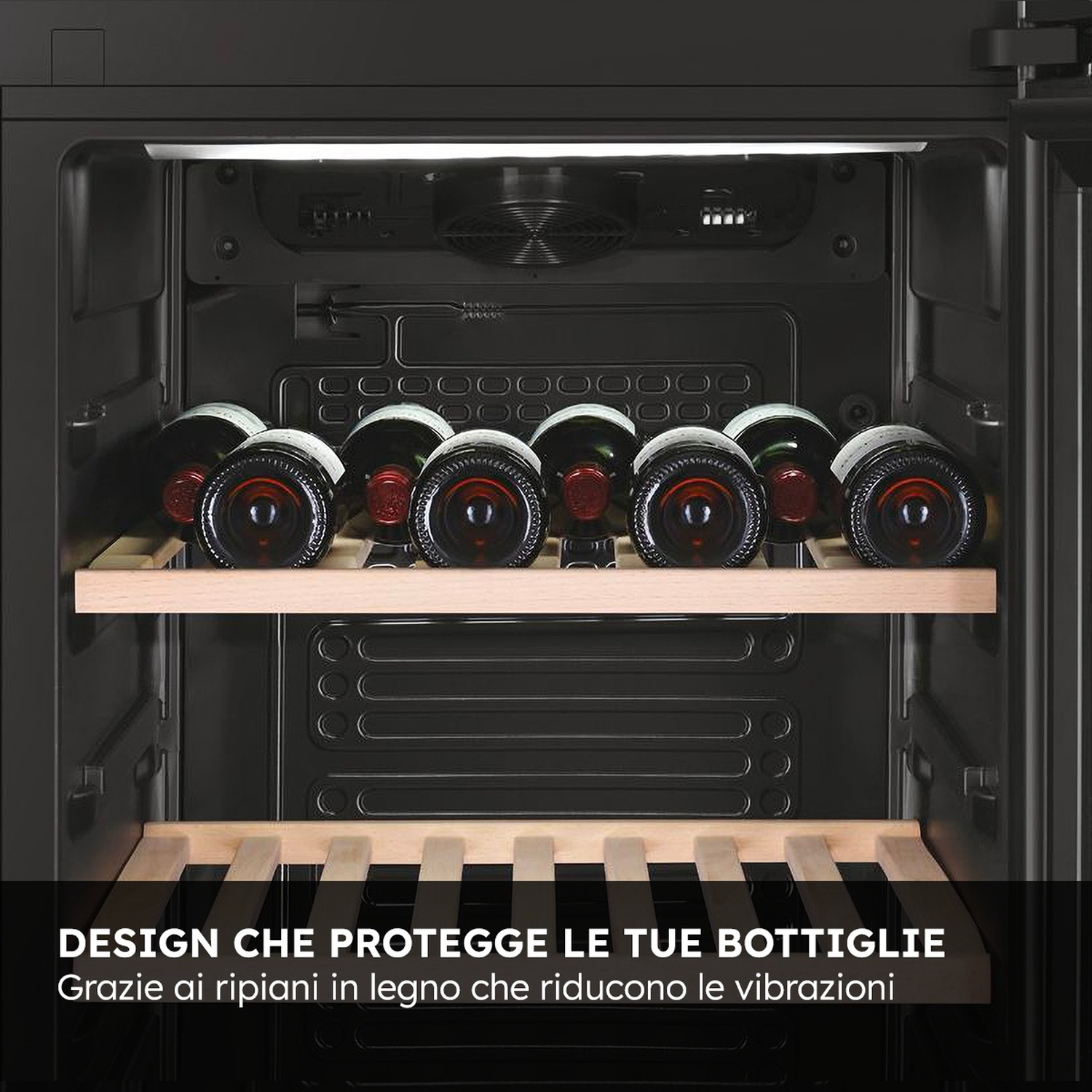 Lodówka na wino z drewnianymi półkami na butelki.