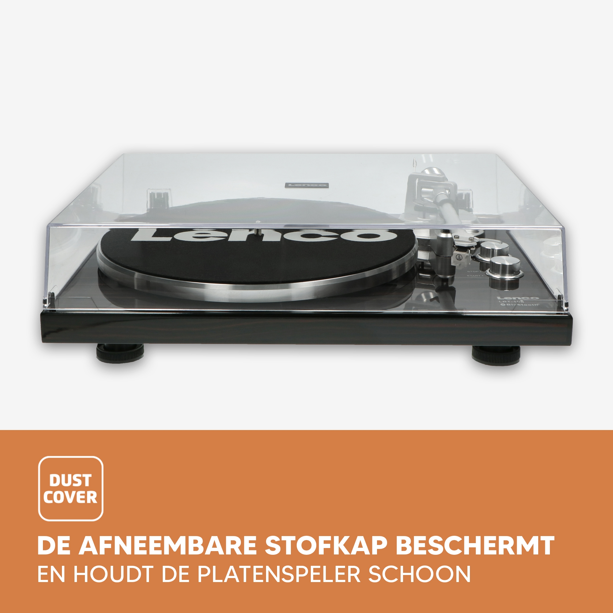 Czarny gramofon z przezroczystą osłoną przeciwpyłową i srebrnymi pokrętłami.