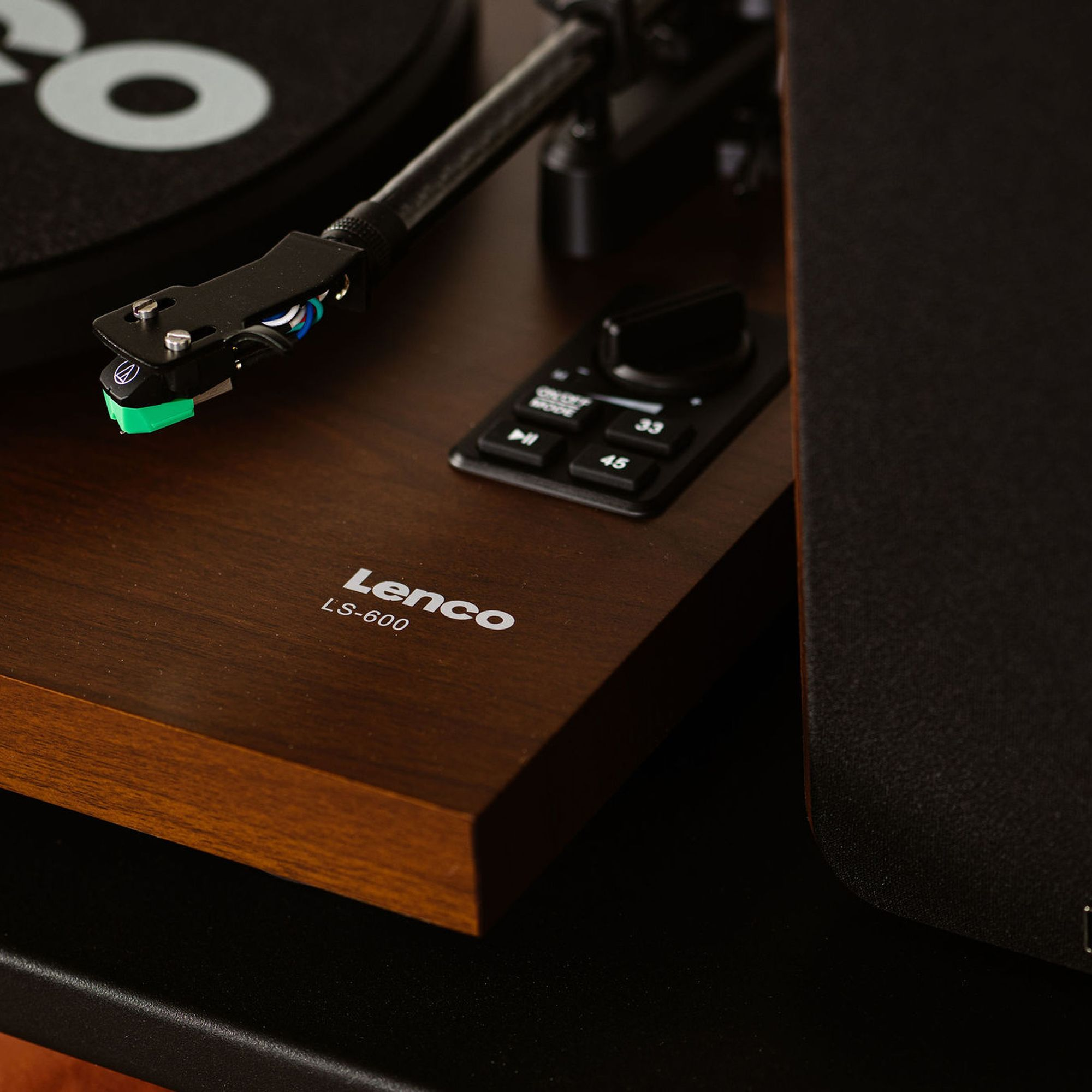 Drewniany gramofon z ramieniem i panelem sterowania.