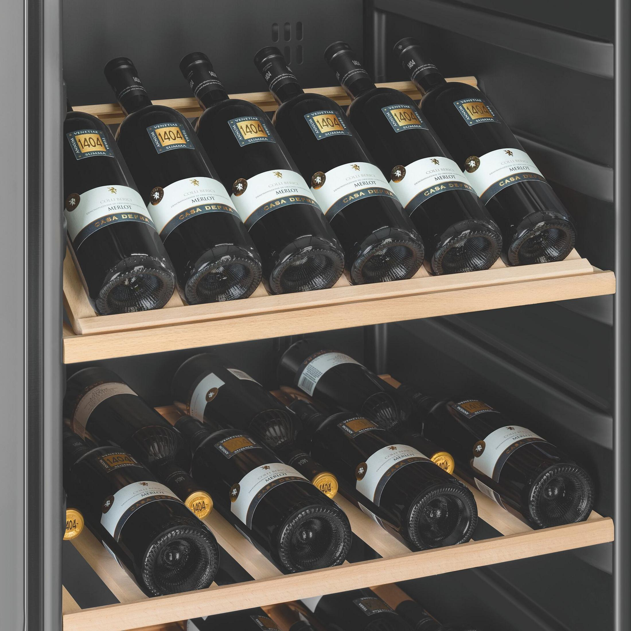 Refrigerador de vino con botellas de vino tinto, etiquetadas '1404 Merlot'.