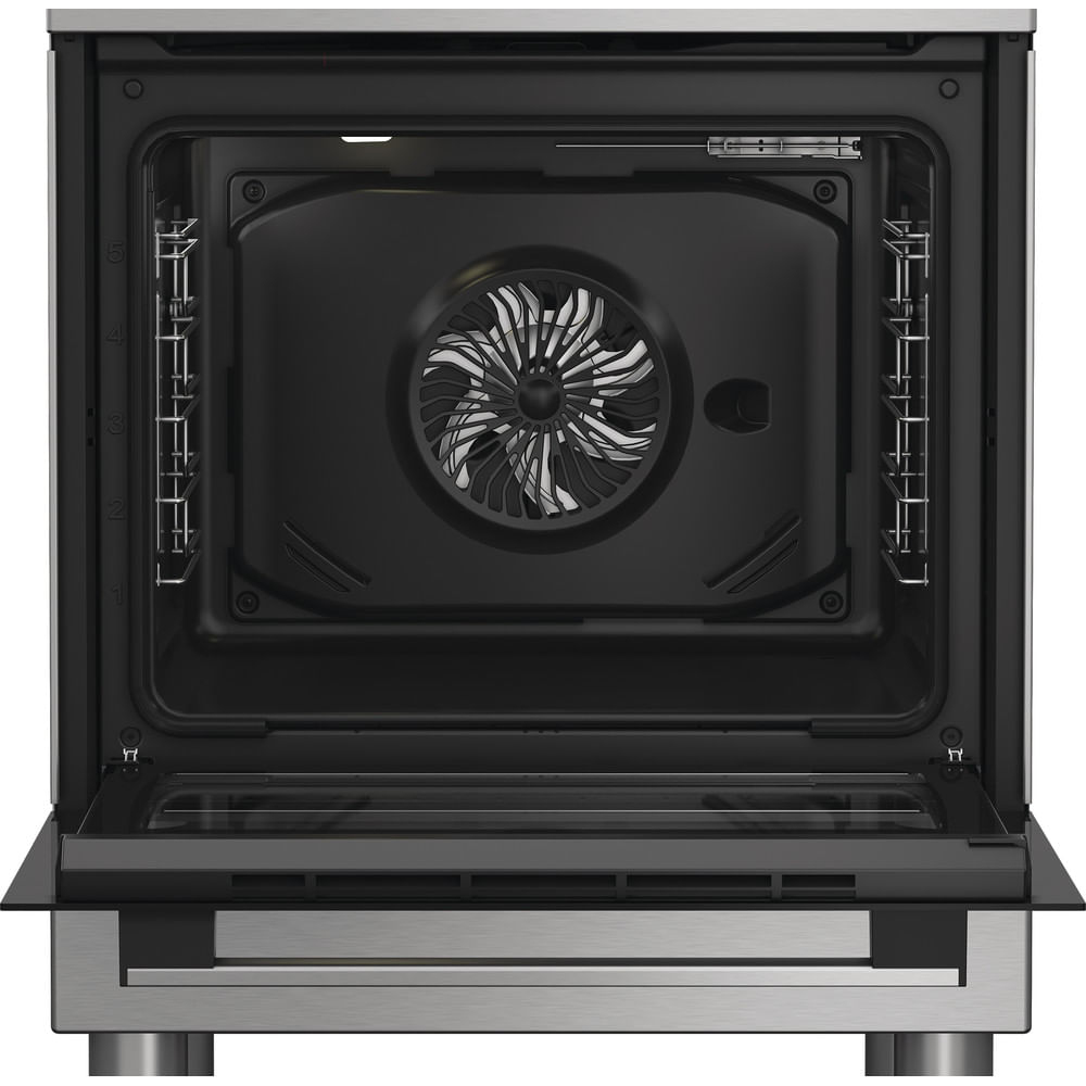 Vista interna di un forno moderno con ventola e guide per griglie.