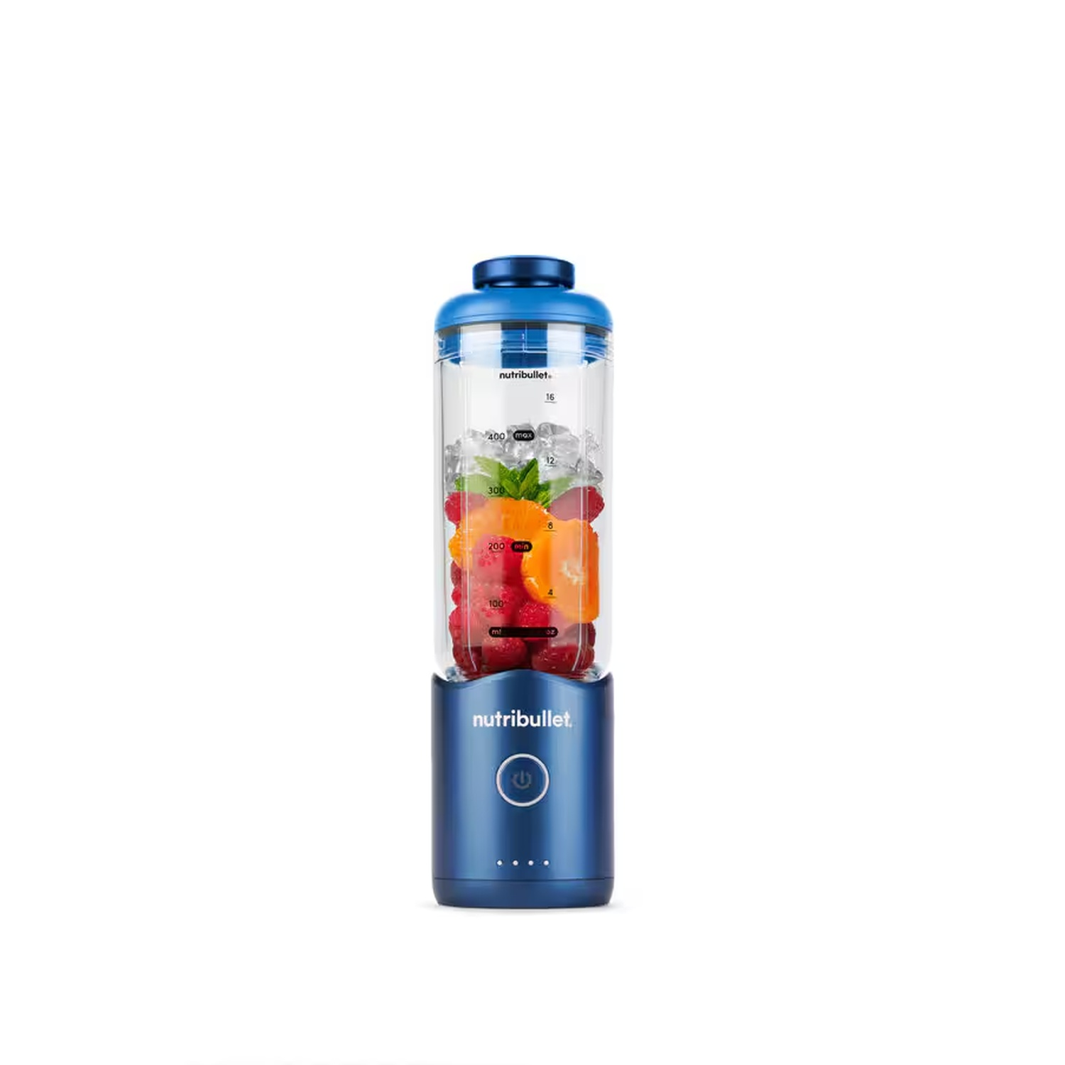 Un frullatore Nutribullet blu con ghiaccio, fragole e spicchi d'arancia all'interno.
