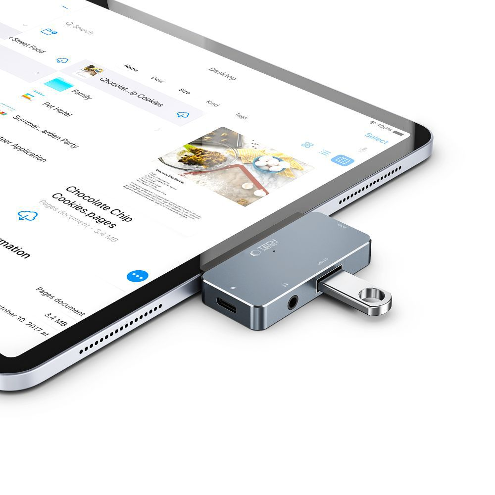Un tablet con un hub USB-C collegato alla sua porta. Lo schermo mostra un elenco di file.