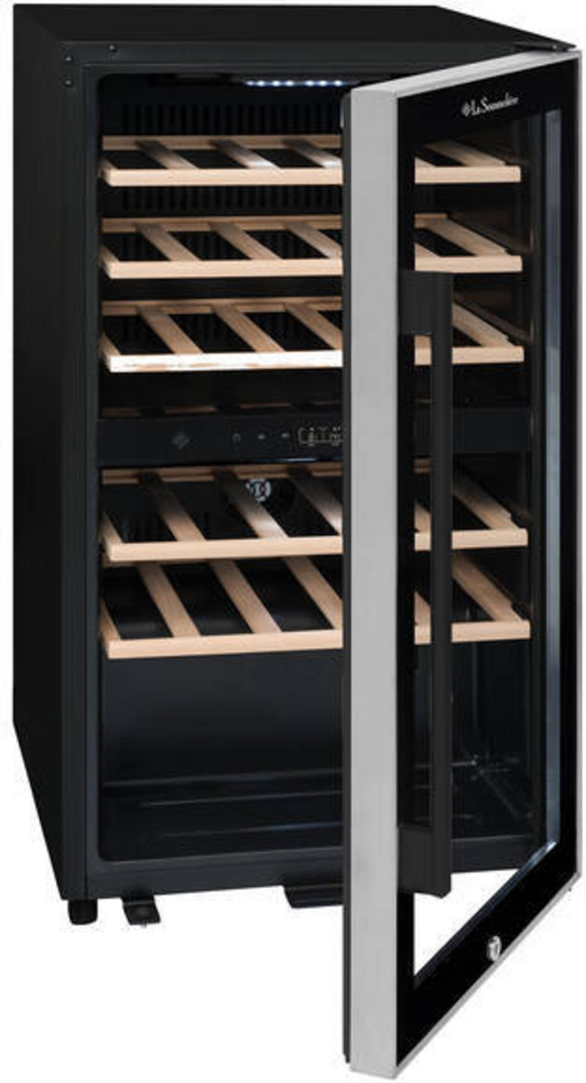 Un enfriador de vino negro abierto con estantes de madera y puerta de cristal.