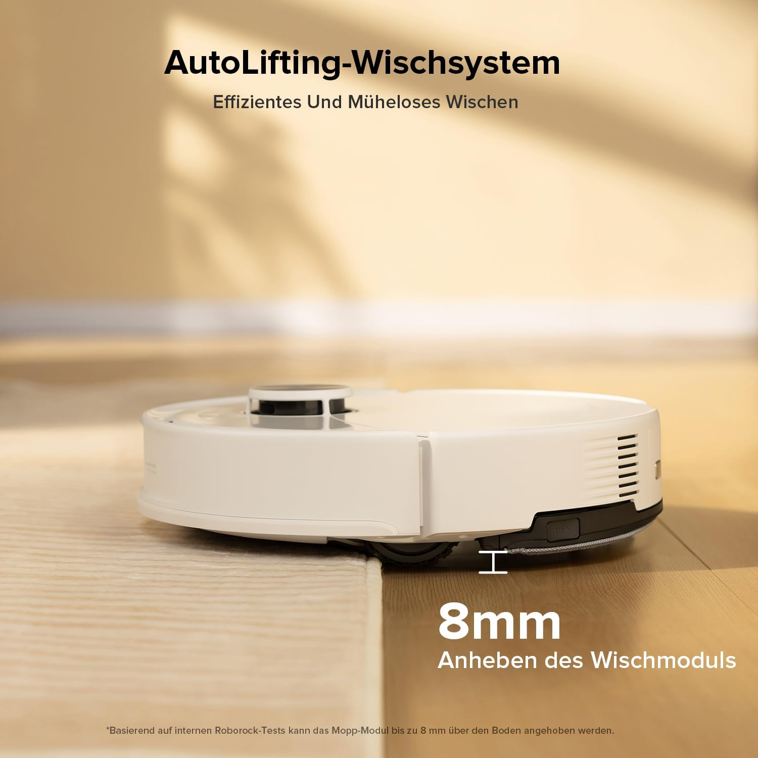 Ein weißer Saugroboter hebt sein Wischtuch 8 mm an. Text: AutoLifting-Wischsystem.