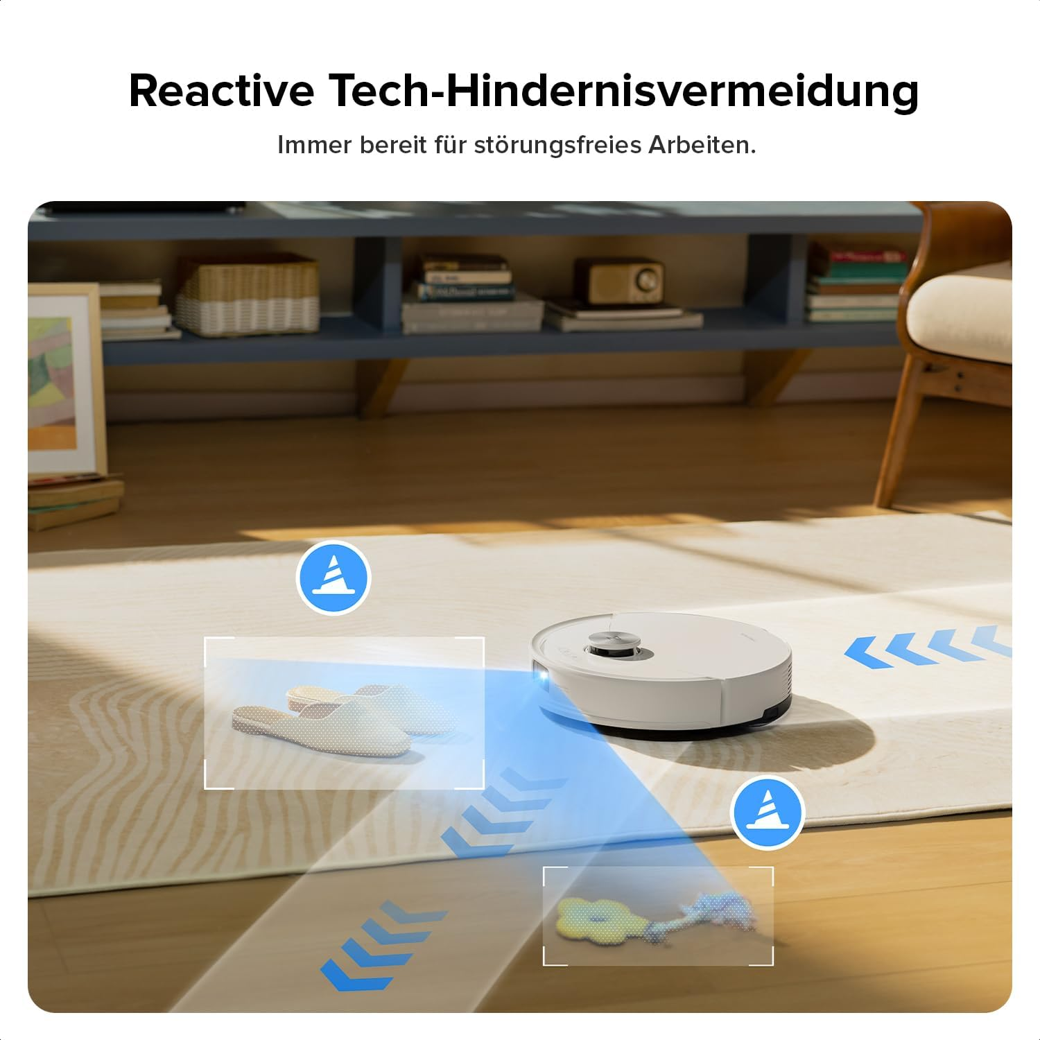 Ein Saugroboter weicht Hausschuhen und einem Spielzeug aus.