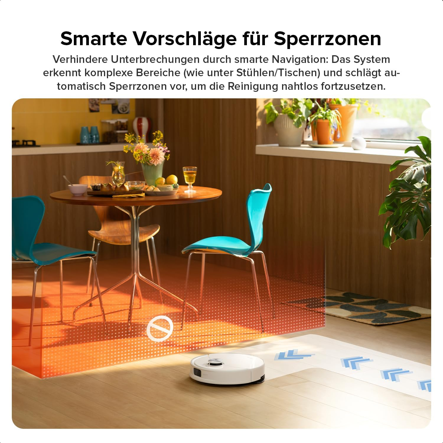 Ein Saugroboter fährt in einem Essbereich mit türkisen Stühlen und einem Holztisch.