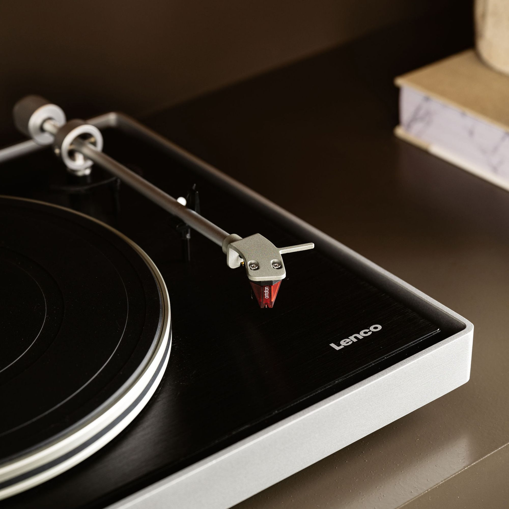 Gramofon Lenco z czarnym talerzem i ramieniem z czerwoną wkładką Ortofon.