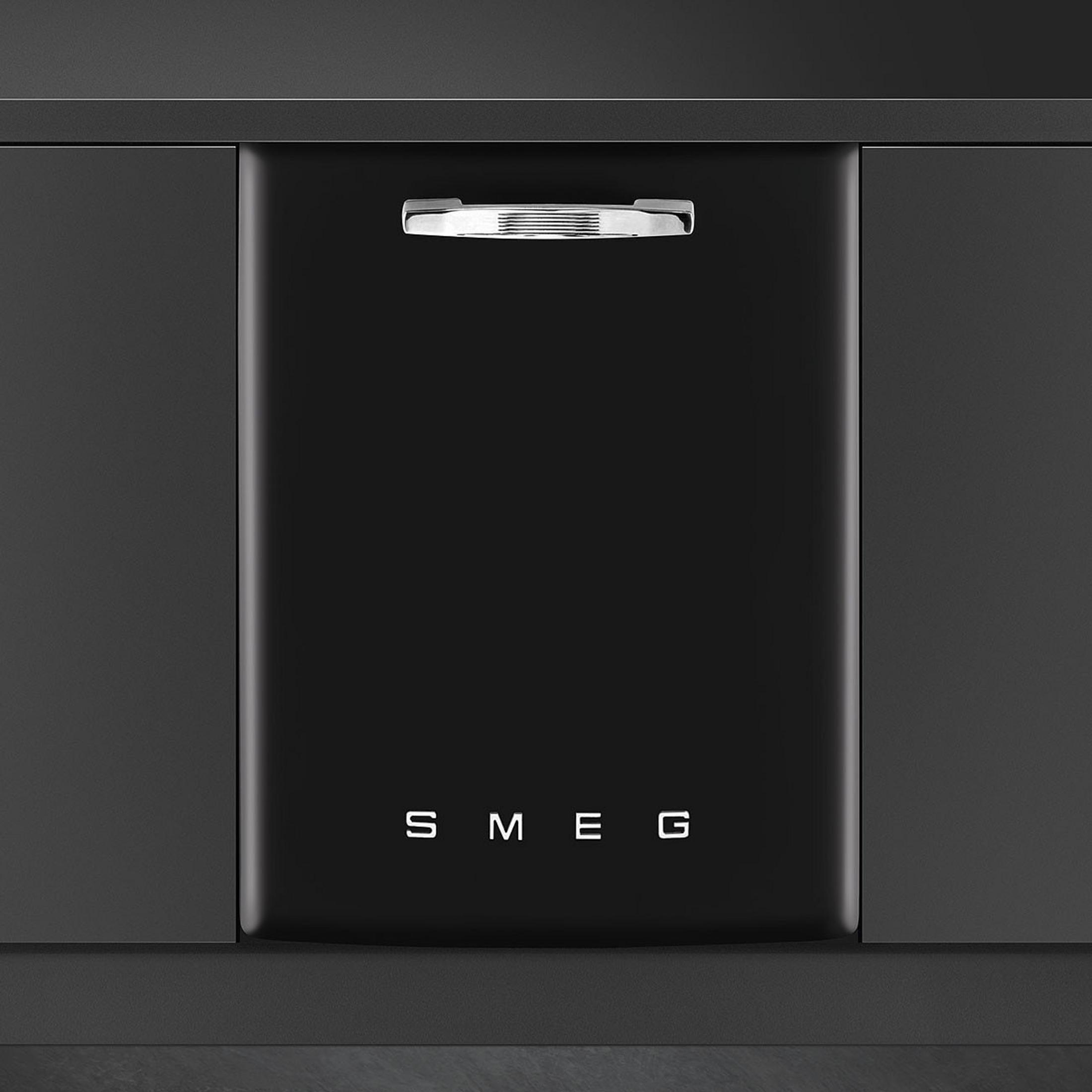 Lavavajillas SMEG negro con tirador y logo cromados.
