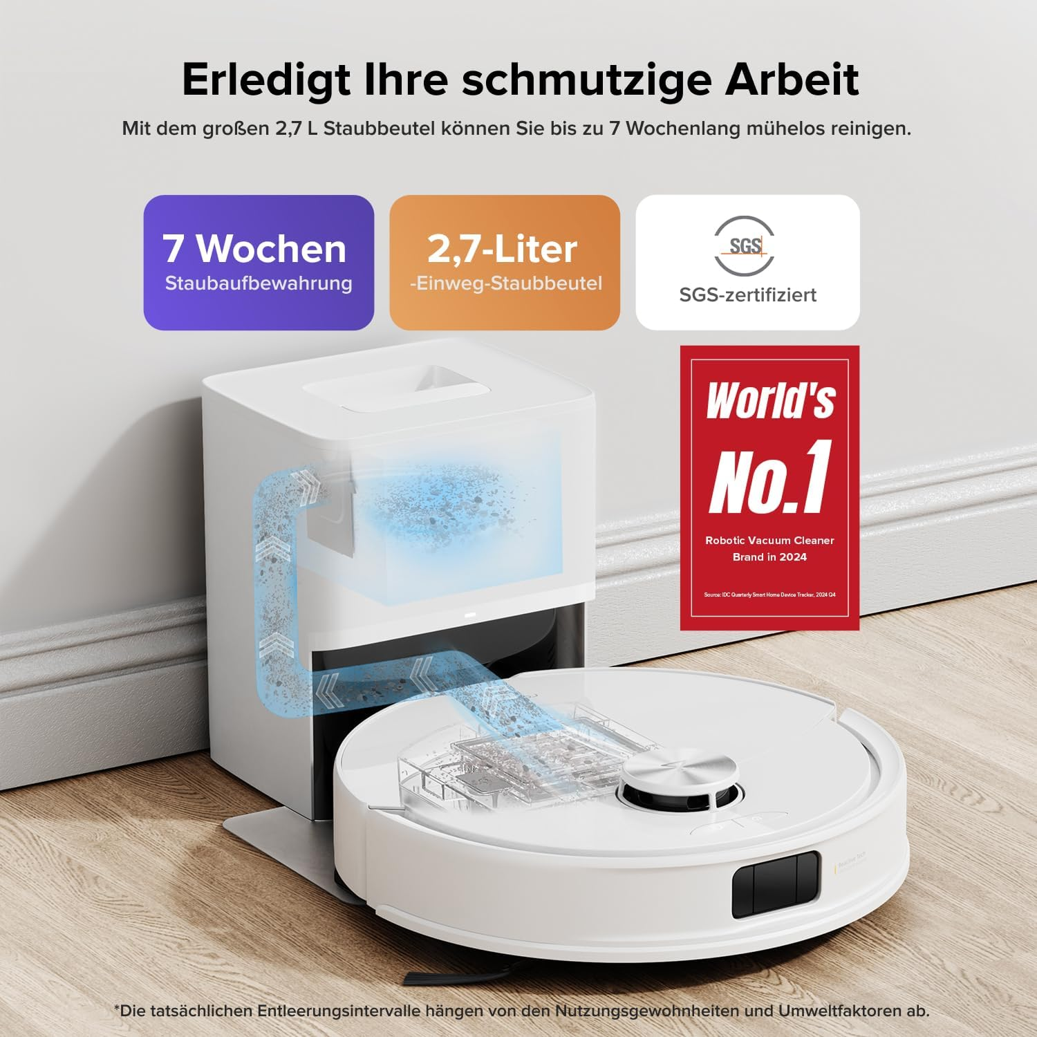 Ein weißer Saugroboter leert seinen Staub in eine weiße Ladestation. 7 Wochen Staubaufbewahrung.