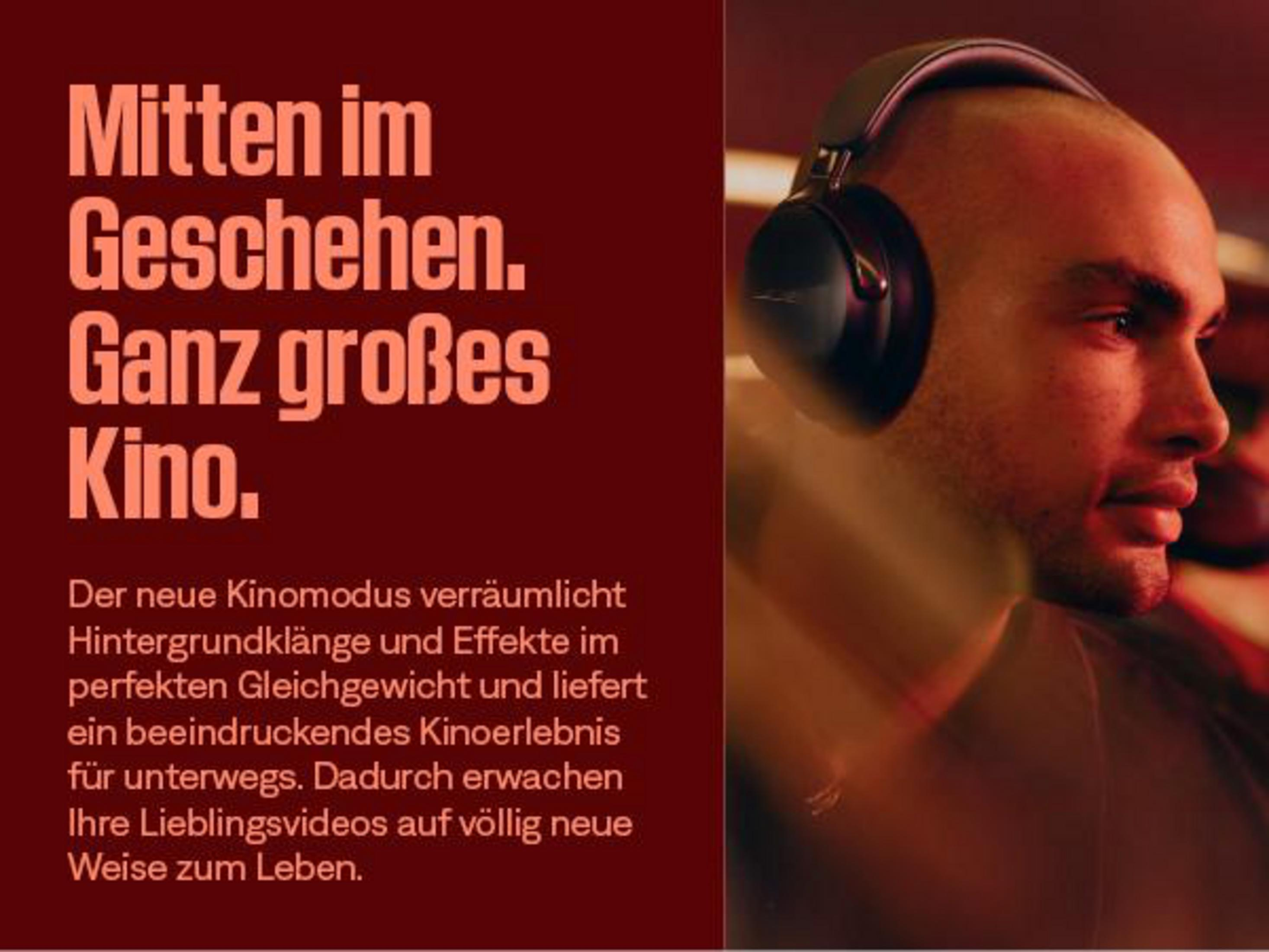 Mężczyzna z profilu w słuchawkach, obok niemieckiego tekstu na czerwonym tle.