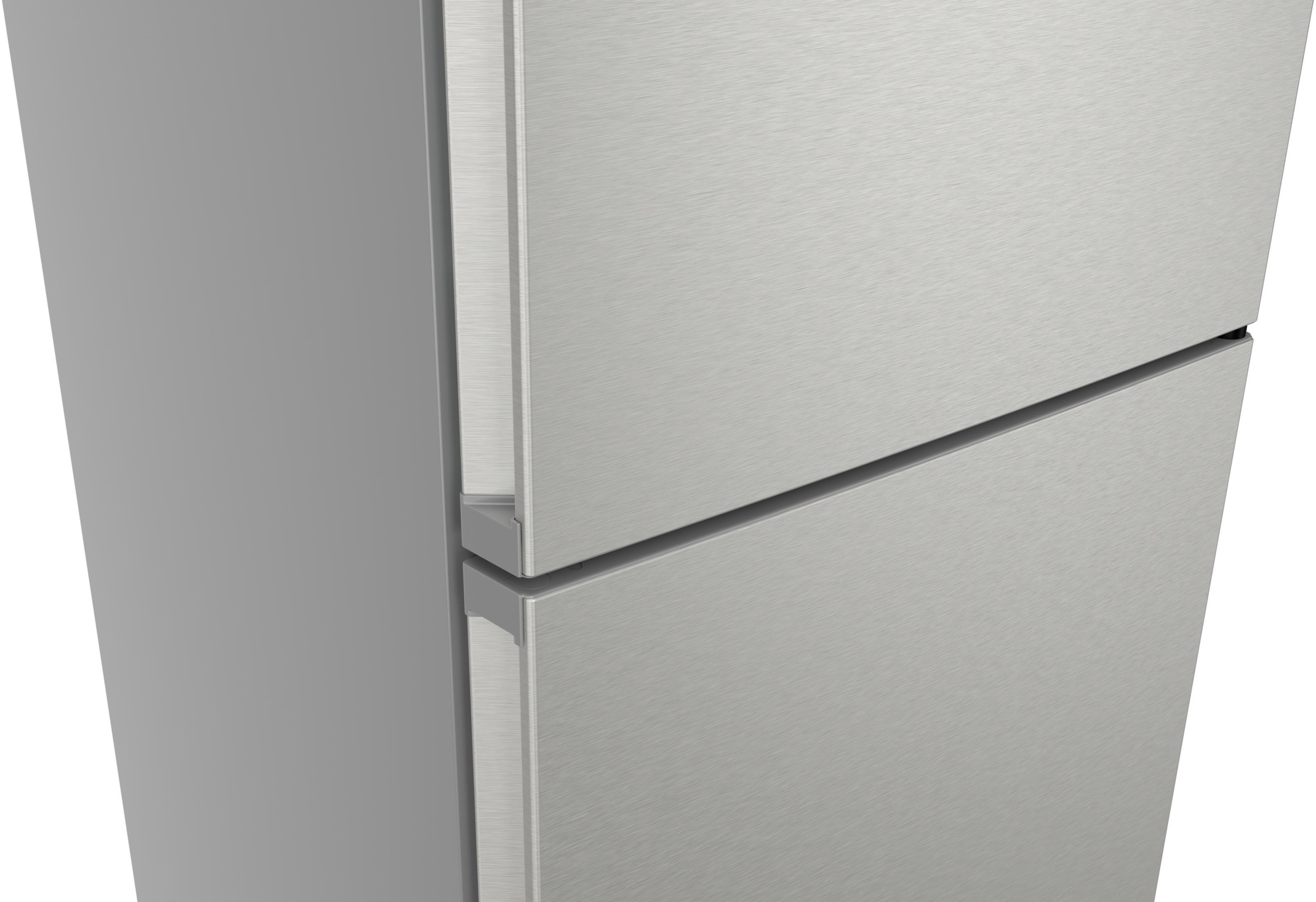 Nahaufnahme einer silbernen Kühlschranktür mit gebürstetem Metallfinish.