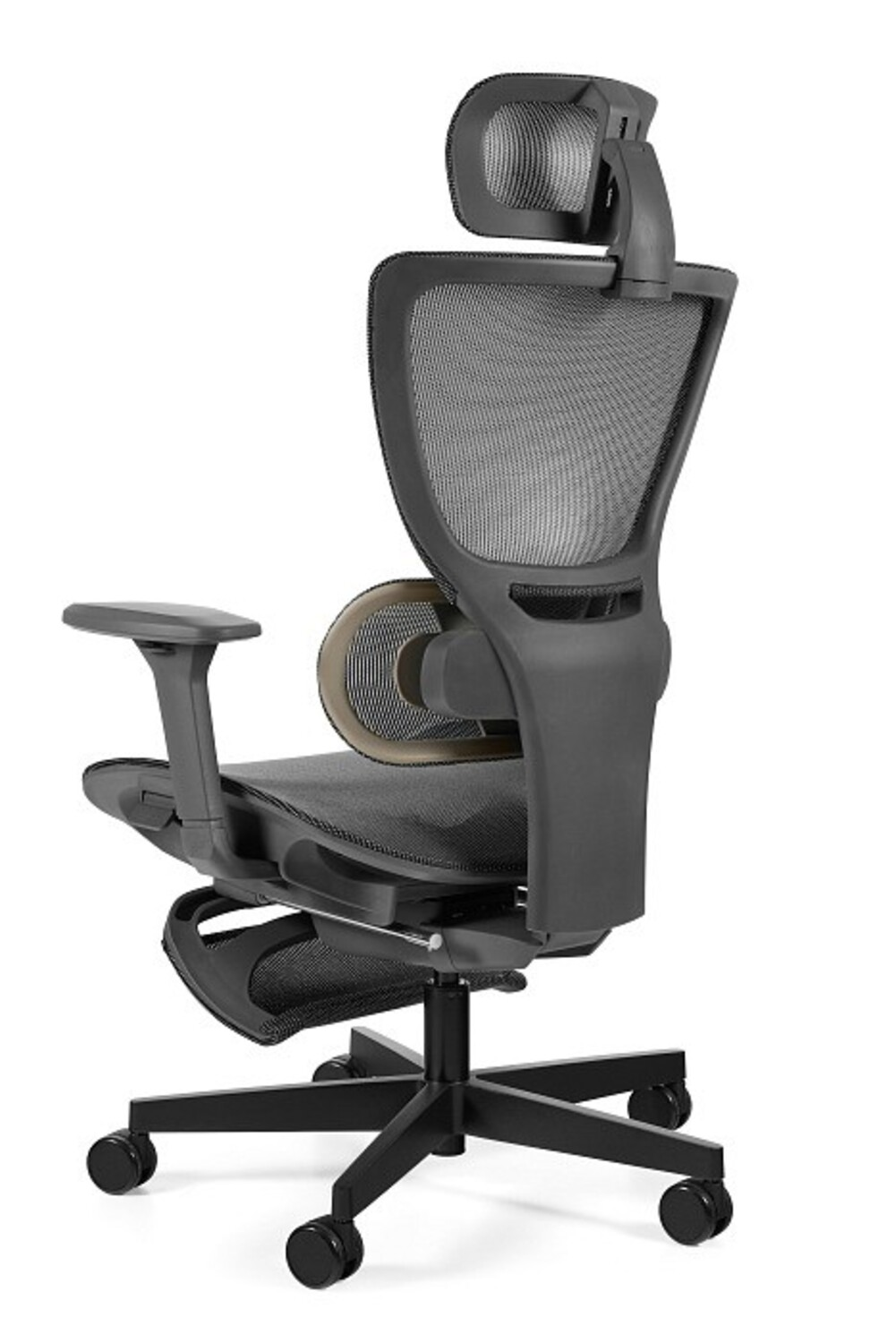 Czarny fotel biurowy z siatkowym oparciem, regulowanymi podłokietnikami i zagłówkiem.