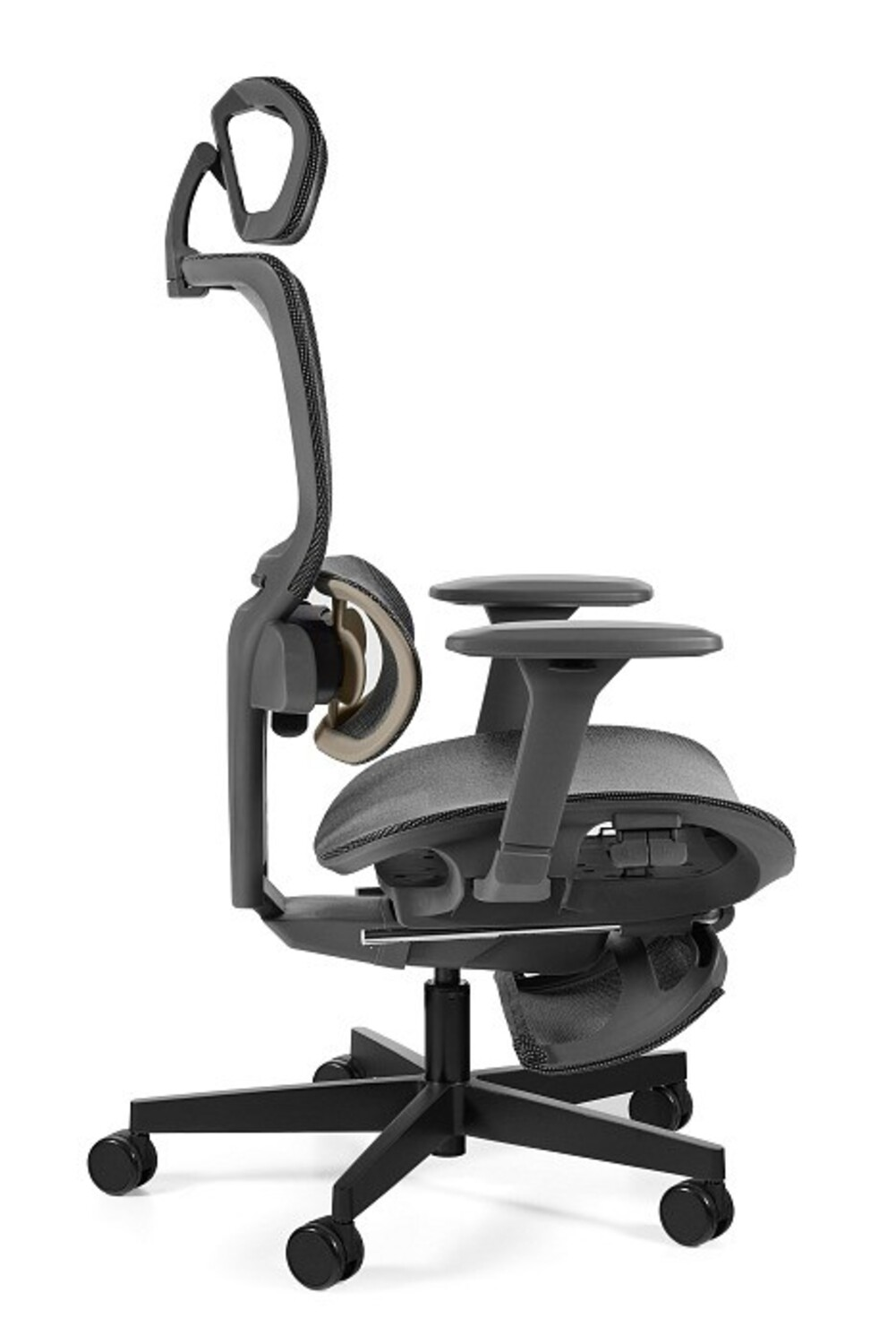 Czarny fotel biurowy z siatkowym oparciem i regulowanymi podłokietnikami, na kółkach.