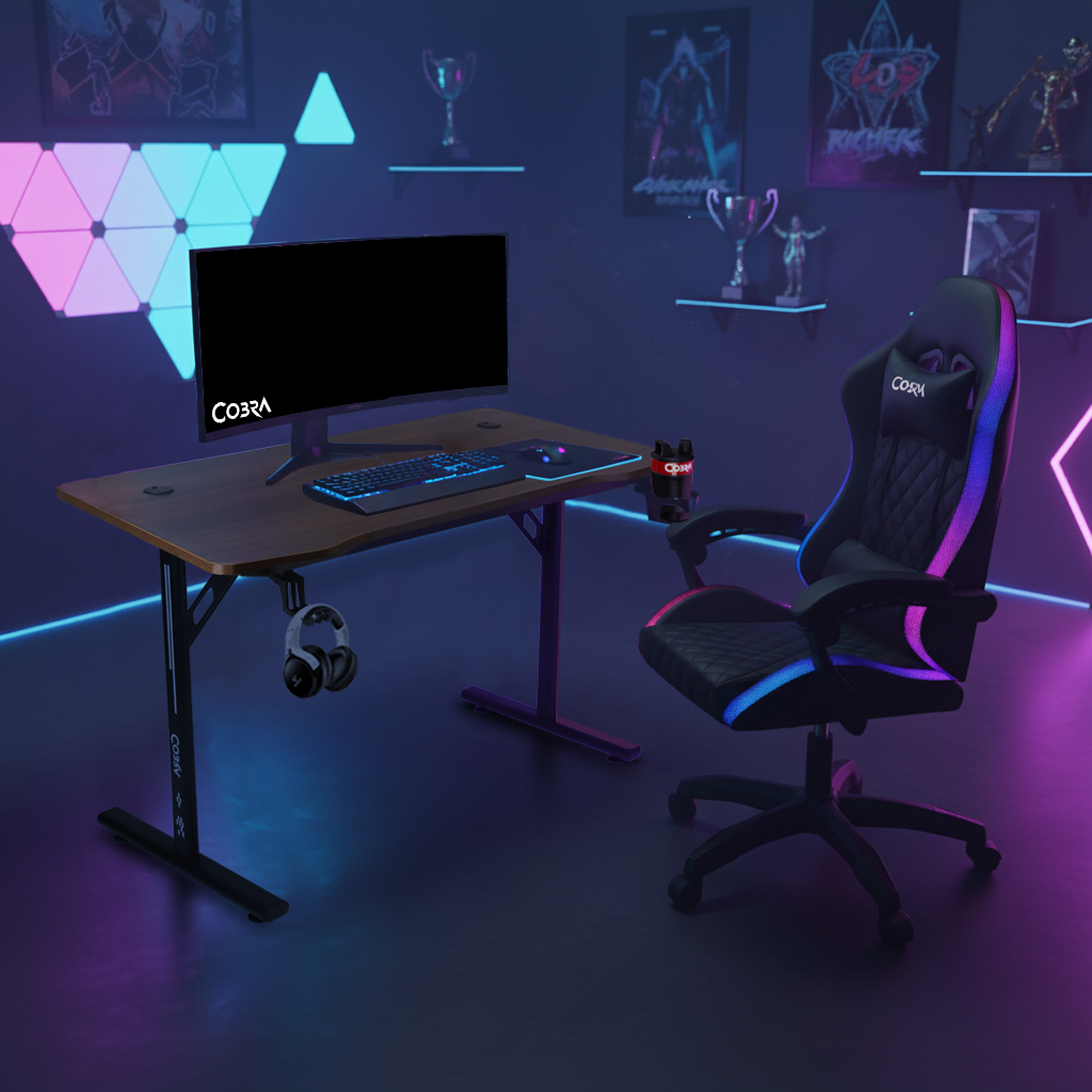 Mroczny zestaw gamingowy z biurkiem, monitorem, klawiaturą i krzesłem RGB.