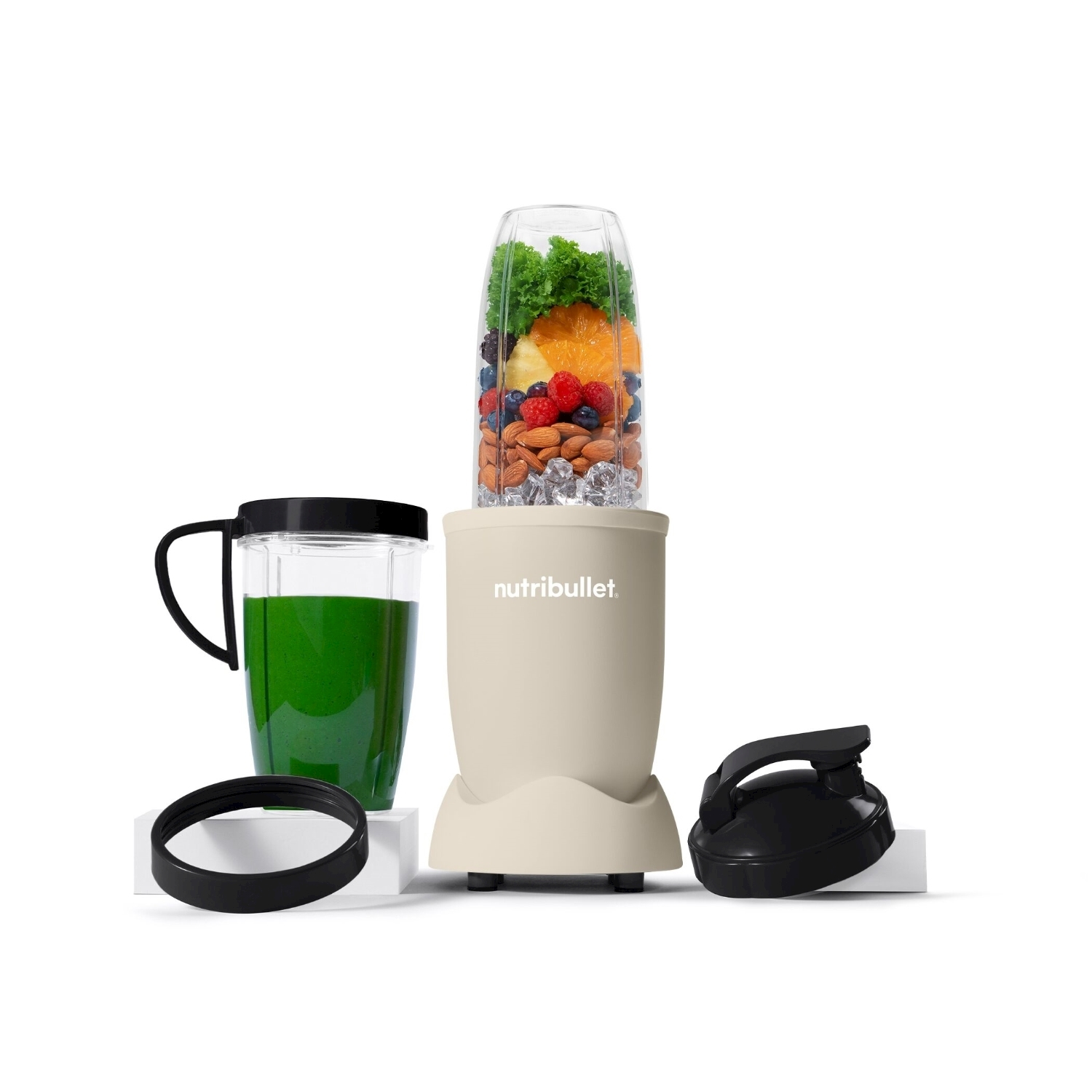 Licuadora Nutribullet con batido verde, frutas, frutos secos y hielo. Incluye vaso y tapa.