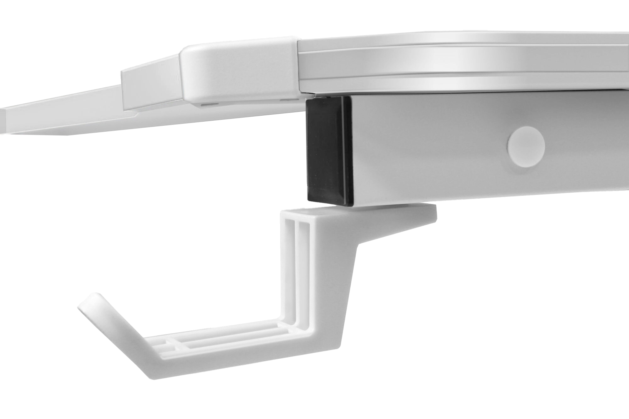 Biały hak wisi na metalowym pręcie z czarną wkładką.