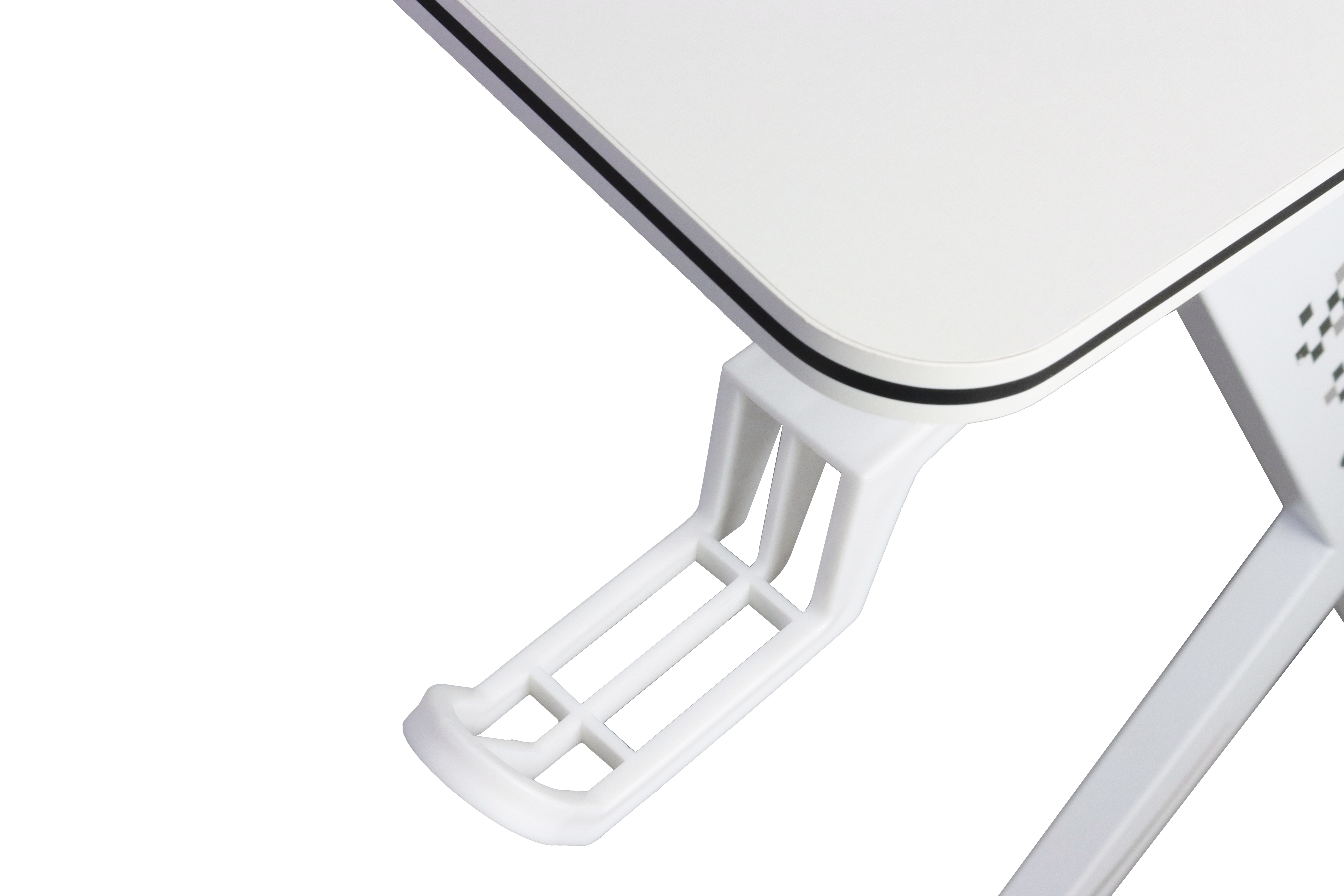 Biały blat stołu z czarnym obrzeżem i białym uchwytem na słuchawki.