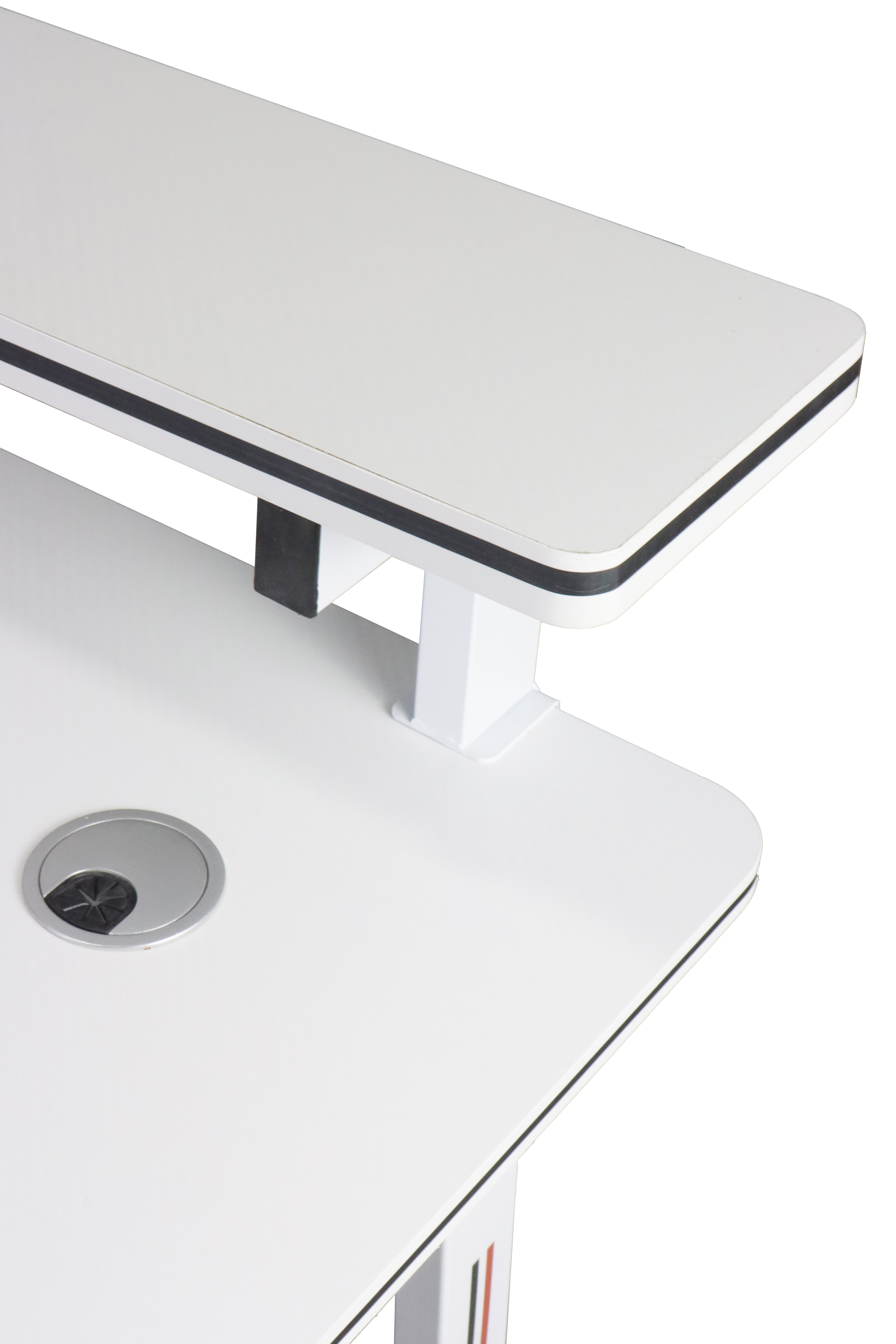 Biały blat biurka ze srebrnym przepustem kablowym i czarną krawędzią.