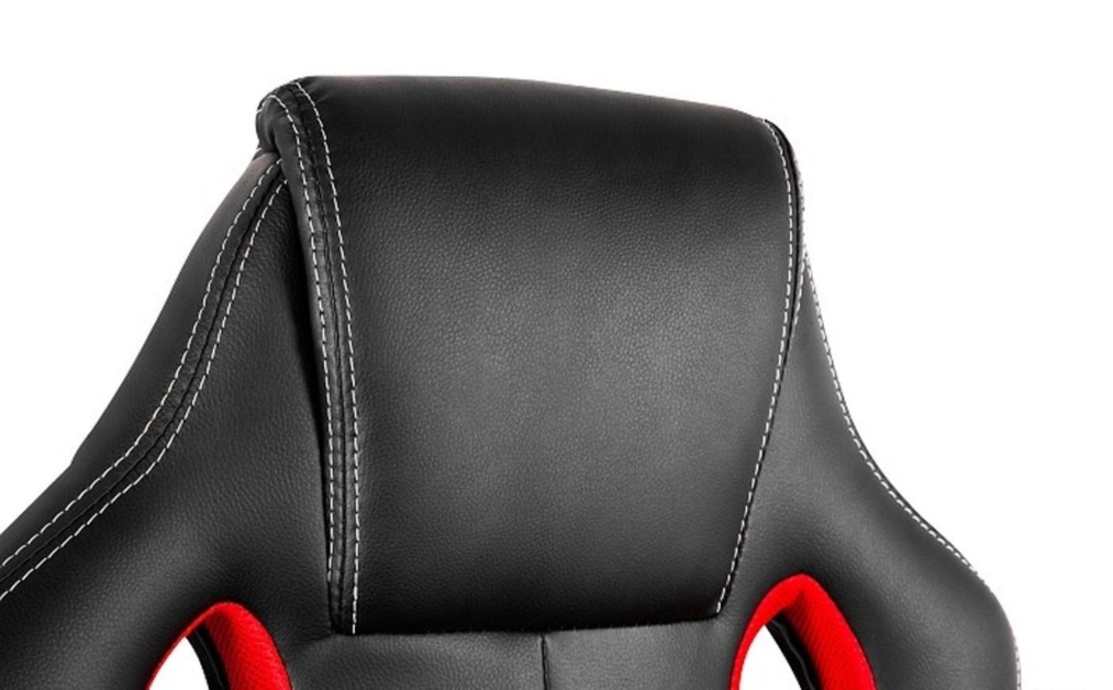 Zbliżenie czarnego fotela gamingowego z czerwonymi akcentami i białymi szwami.