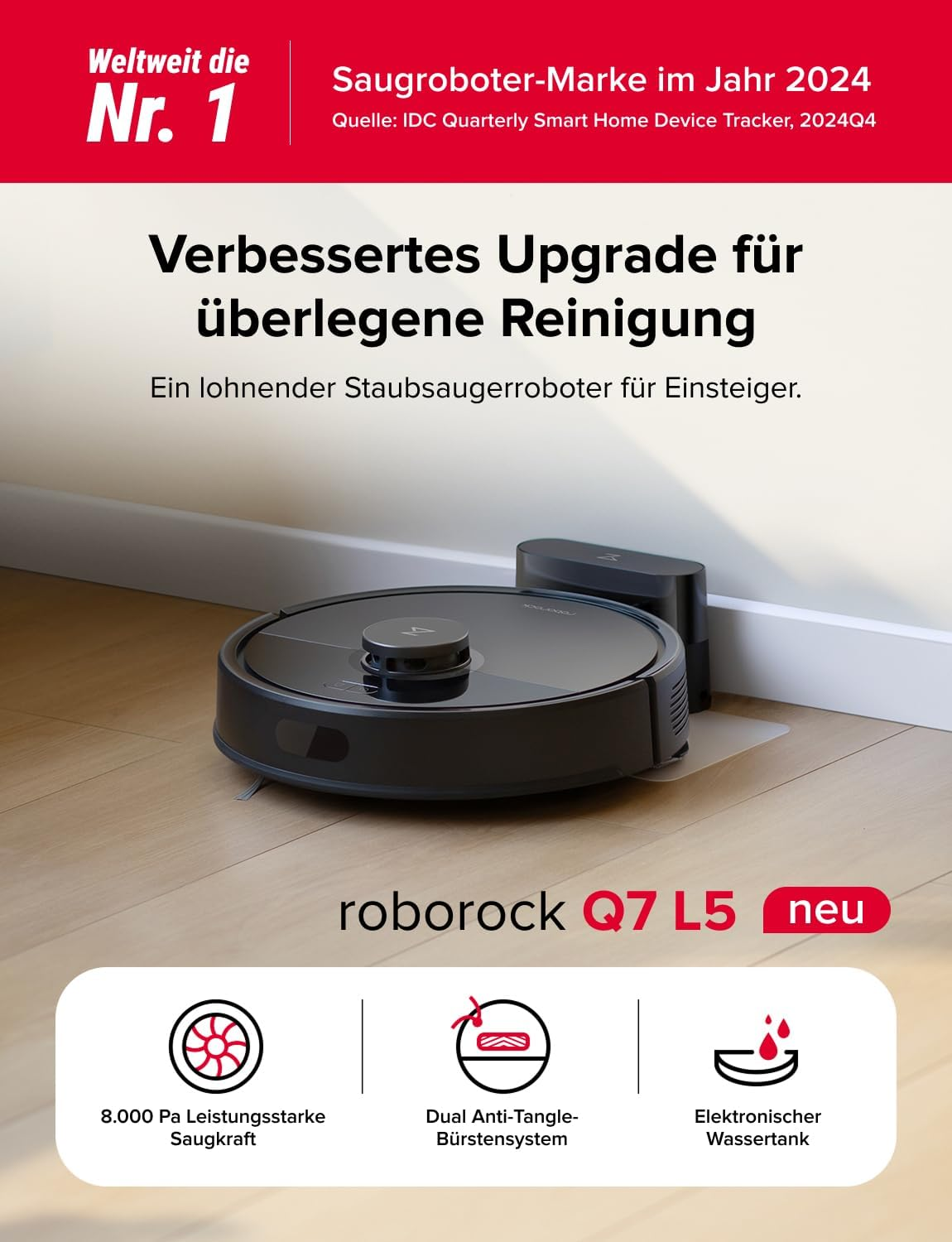 Ein schwarzer Saugroboter steht auf einem Holzboden neben seiner Ladestation.