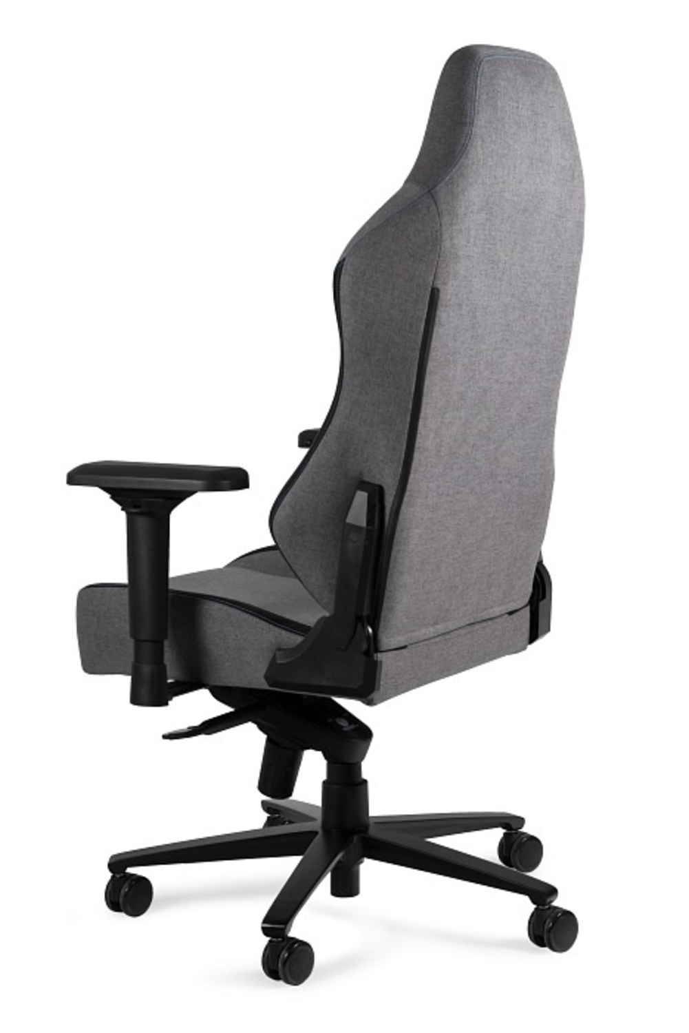 Szare krzesło biurowe z podłokietnikami i czarną podstawą gwieździstą z kółkami.